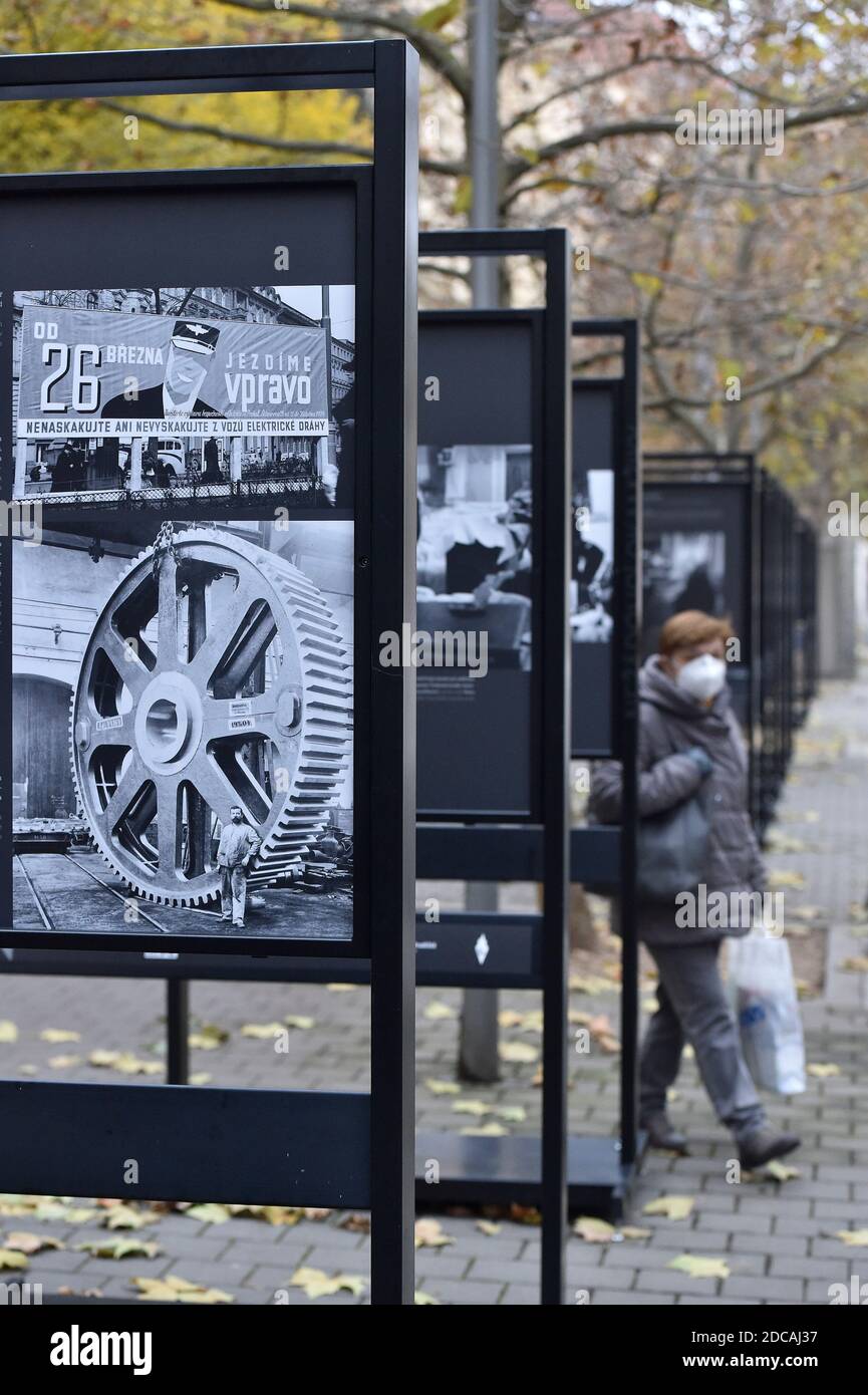 Brno, Repubblica Ceca. 19 Nov 2020. La mostra 'momenti indesiderabili' che esplora il tema della manipolazione e della censura nel fotogiornalismo che CTK mette in evidenza il fenomeno della manipolazione fotografica a Brno, Repubblica Ceca, 19 novembre 2020. Credit: Vaclav Salek/CTK Photo/Alamy Live News Foto Stock