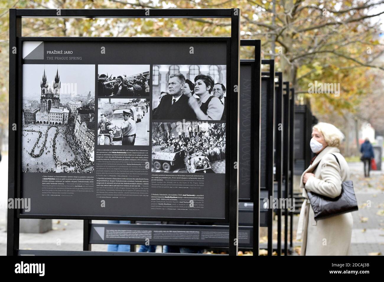 Brno, Repubblica Ceca. 19 Nov 2020. La mostra 'momenti indesiderabili' che esplora il tema della manipolazione e della censura nel fotogiornalismo che CTK mette in evidenza il fenomeno della manipolazione fotografica a Brno, Repubblica Ceca, 19 novembre 2020. Credit: Vaclav Salek/CTK Photo/Alamy Live News Foto Stock