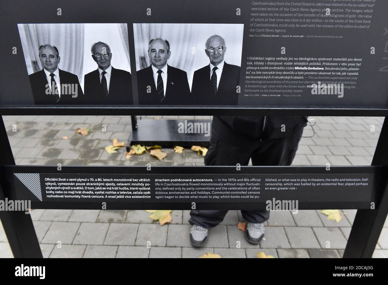 Brno, Repubblica Ceca. 19 Nov 2020. La mostra 'momenti indesiderabili' che esplora il tema della manipolazione e della censura nel fotogiornalismo che CTK mette in evidenza il fenomeno della manipolazione fotografica a Brno, Repubblica Ceca, 19 novembre 2020. Credit: Vaclav Salek/CTK Photo/Alamy Live News Foto Stock