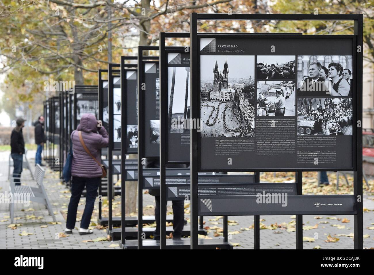 Brno, Repubblica Ceca. 19 Nov 2020. La mostra 'momenti indesiderabili' che esplora il tema della manipolazione e della censura nel fotogiornalismo che CTK mette in evidenza il fenomeno della manipolazione fotografica a Brno, Repubblica Ceca, 19 novembre 2020. Credit: Vaclav Salek/CTK Photo/Alamy Live News Foto Stock