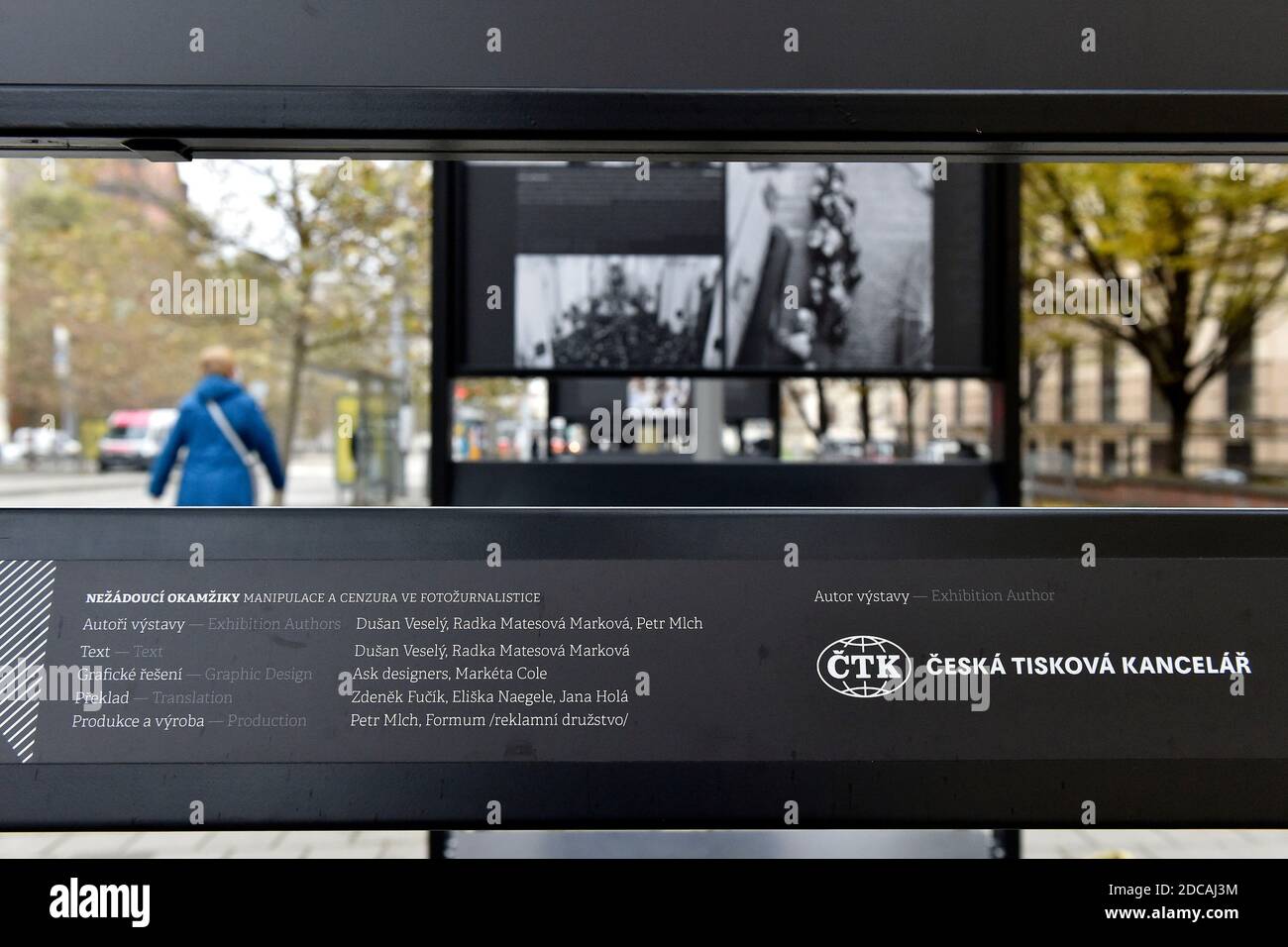 Brno, Repubblica Ceca. 19 Nov 2020. La mostra 'momenti indesiderabili' che esplora il tema della manipolazione e della censura nel fotogiornalismo che CTK mette in evidenza il fenomeno della manipolazione fotografica a Brno, Repubblica Ceca, 19 novembre 2020. Credit: Vaclav Salek/CTK Photo/Alamy Live News Foto Stock