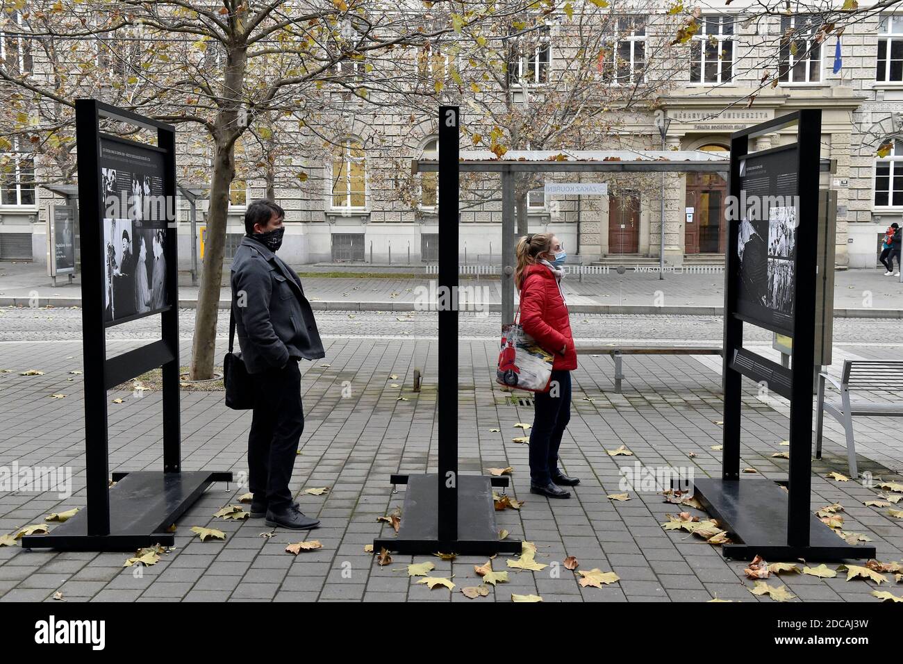 Brno, Repubblica Ceca. 19 Nov 2020. La mostra 'momenti indesiderabili' che esplora il tema della manipolazione e della censura nel fotogiornalismo che CTK mette in evidenza il fenomeno della manipolazione fotografica a Brno, Repubblica Ceca, 19 novembre 2020. Credit: Vaclav Salek/CTK Photo/Alamy Live News Foto Stock
