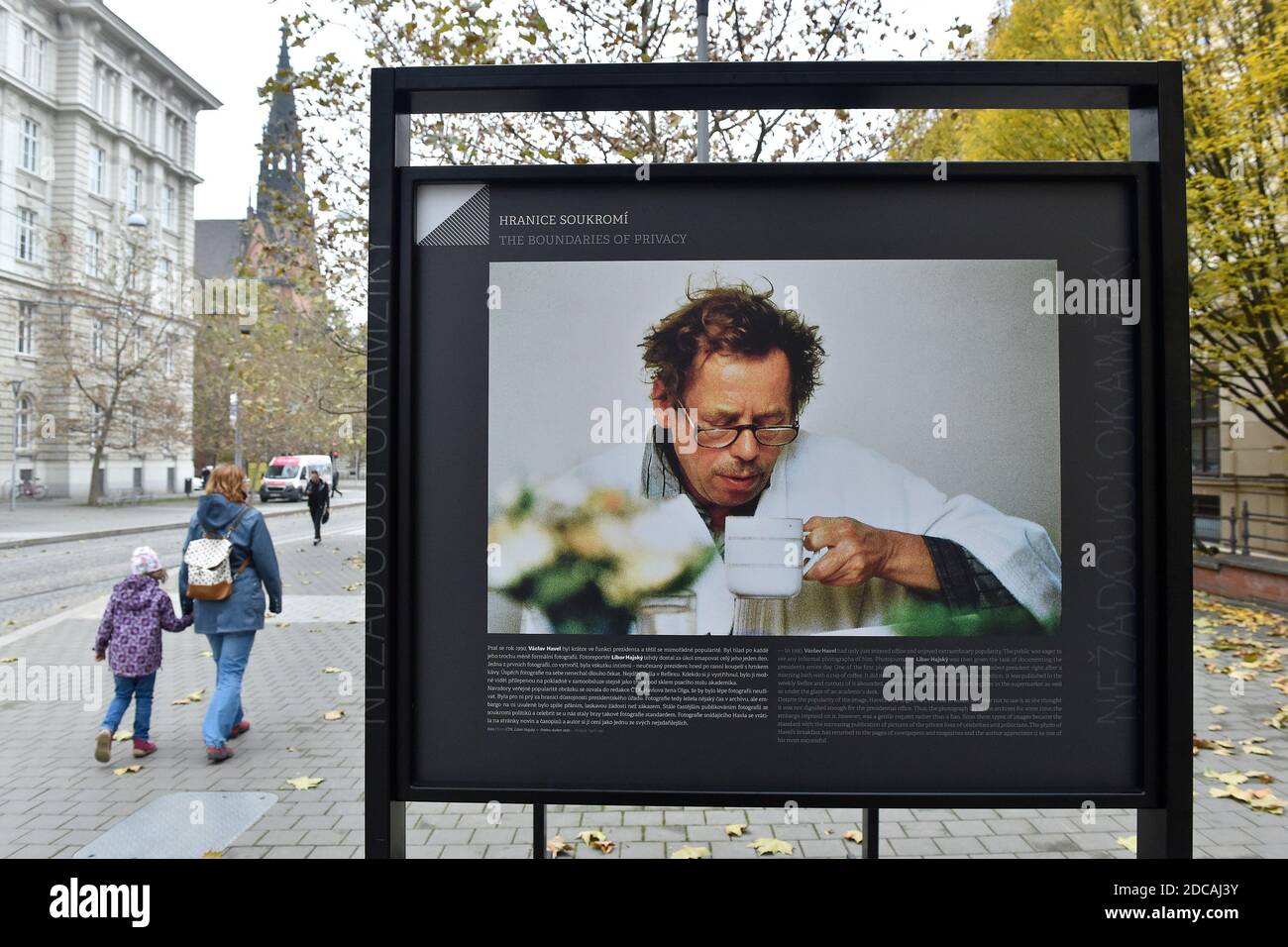 Brno, Repubblica Ceca. 19 Nov 2020. La mostra 'momenti indesiderabili' che esplora il tema della manipolazione e della censura nel fotogiornalismo che CTK mette in evidenza il fenomeno della manipolazione fotografica a Brno, Repubblica Ceca, 19 novembre 2020. Credit: Vaclav Salek/CTK Photo/Alamy Live News Foto Stock