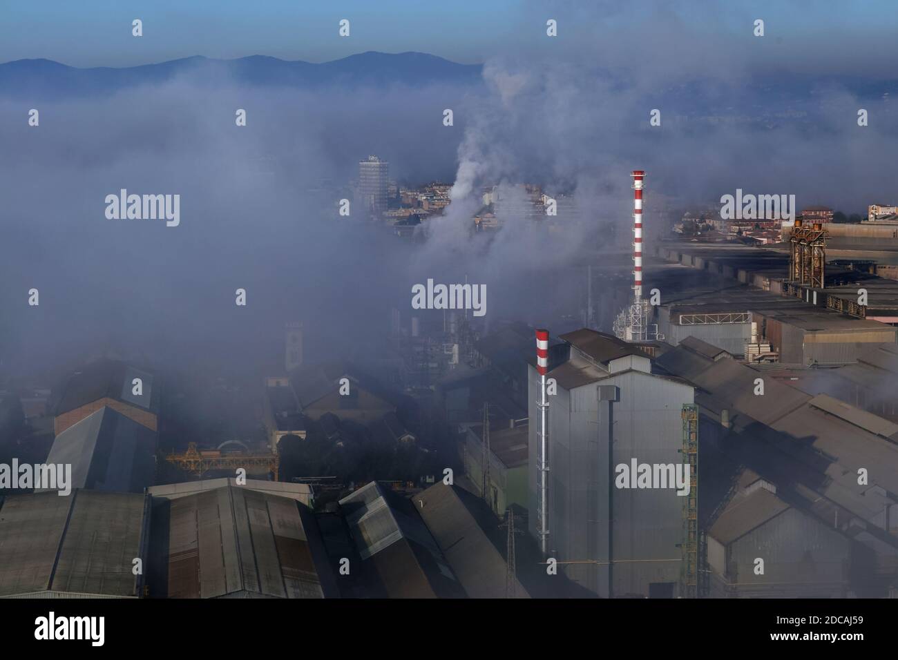 grande impianto industriale in piena oscillazione, vapore e nebbia Foto Stock