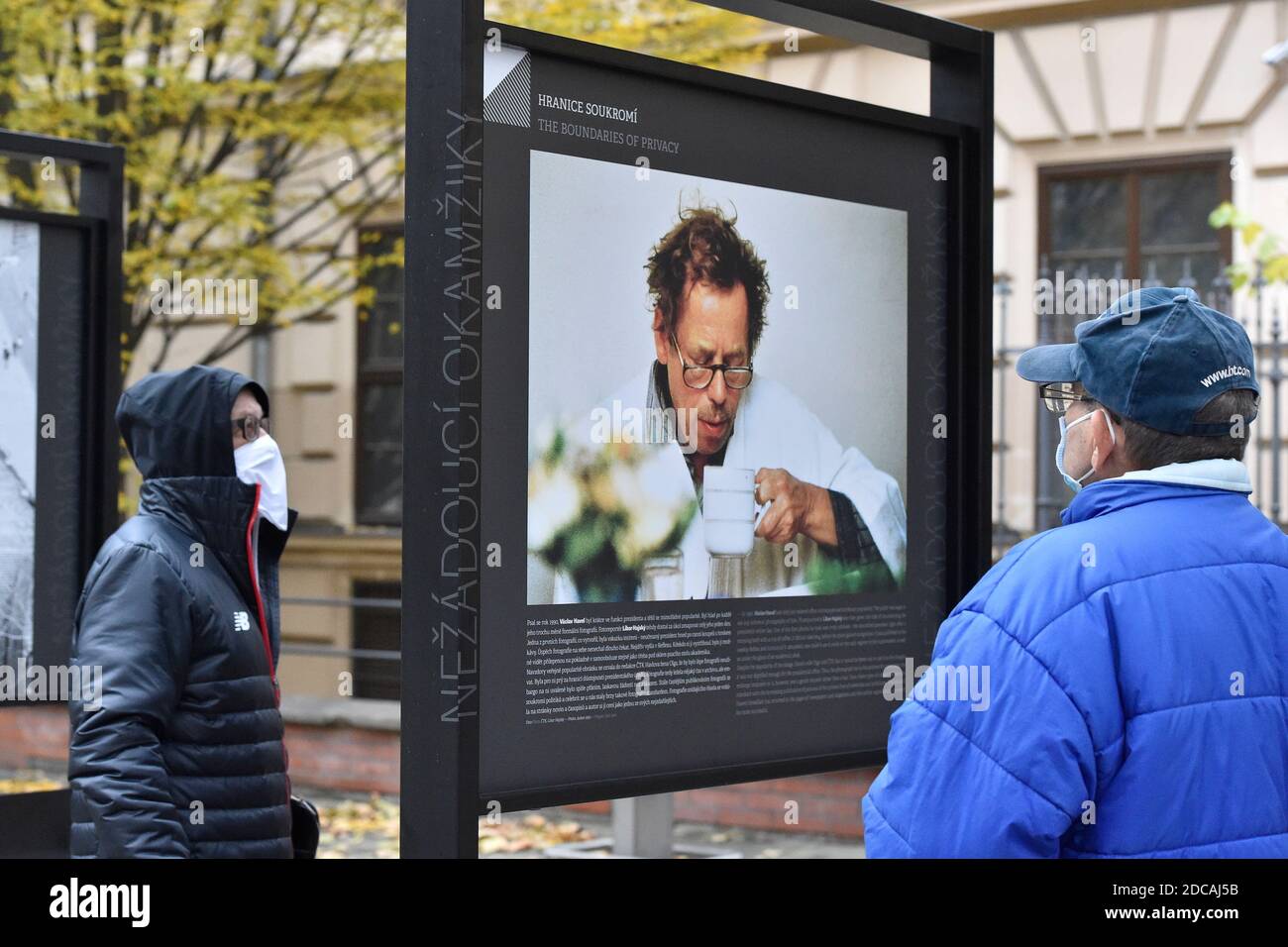 Brno, Repubblica Ceca. 19 Nov 2020. La mostra 'momenti indesiderabili' che esplora il tema della manipolazione e della censura nel fotogiornalismo che CTK mette in evidenza il fenomeno della manipolazione fotografica a Brno, Repubblica Ceca, 19 novembre 2020. Credit: Vaclav Salek/CTK Photo/Alamy Live News Foto Stock