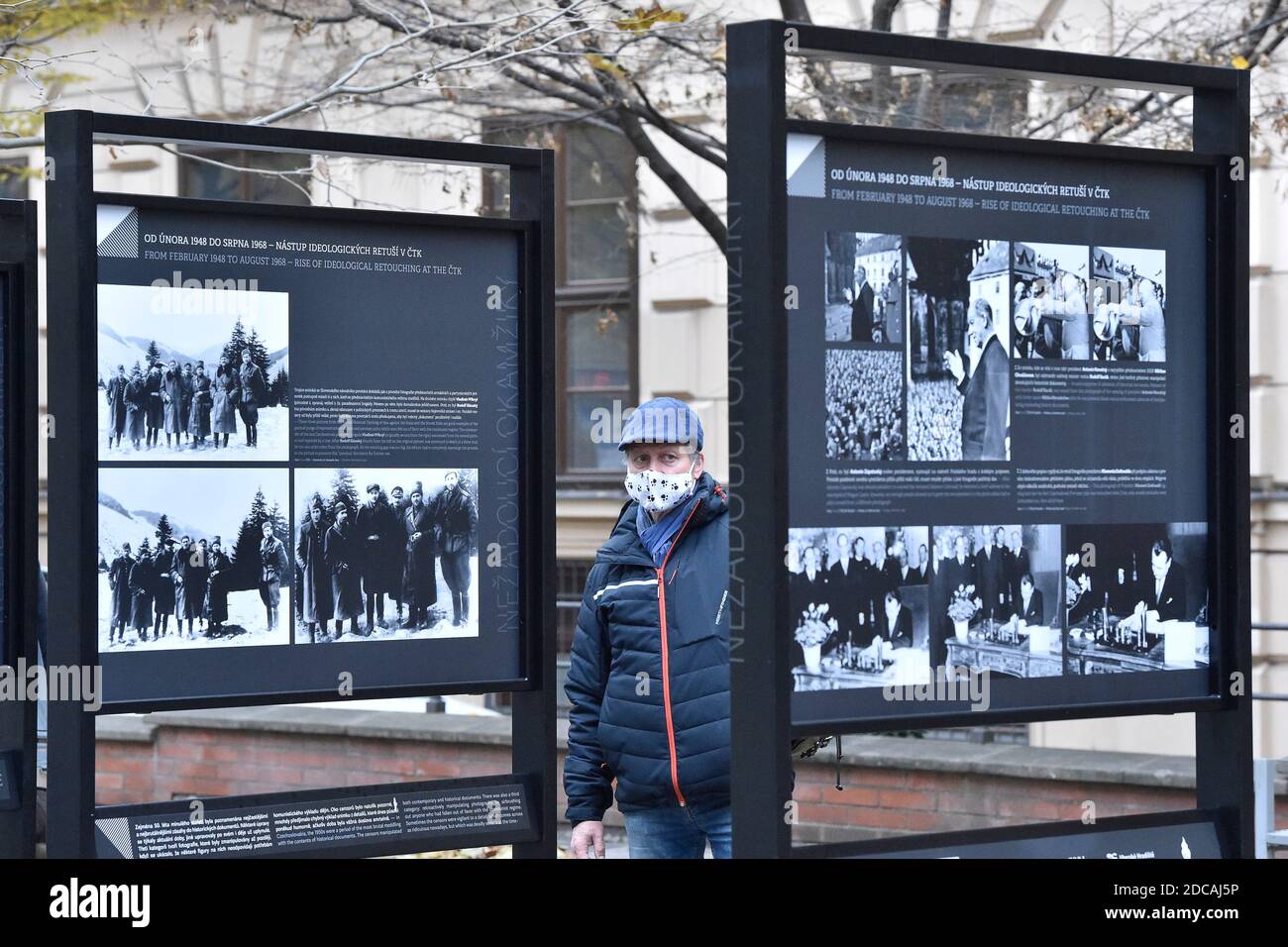 Brno, Repubblica Ceca. 19 Nov 2020. La mostra 'momenti indesiderabili' che esplora il tema della manipolazione e della censura nel fotogiornalismo che CTK mette in evidenza il fenomeno della manipolazione fotografica a Brno, Repubblica Ceca, 19 novembre 2020. Credit: Vaclav Salek/CTK Photo/Alamy Live News Foto Stock