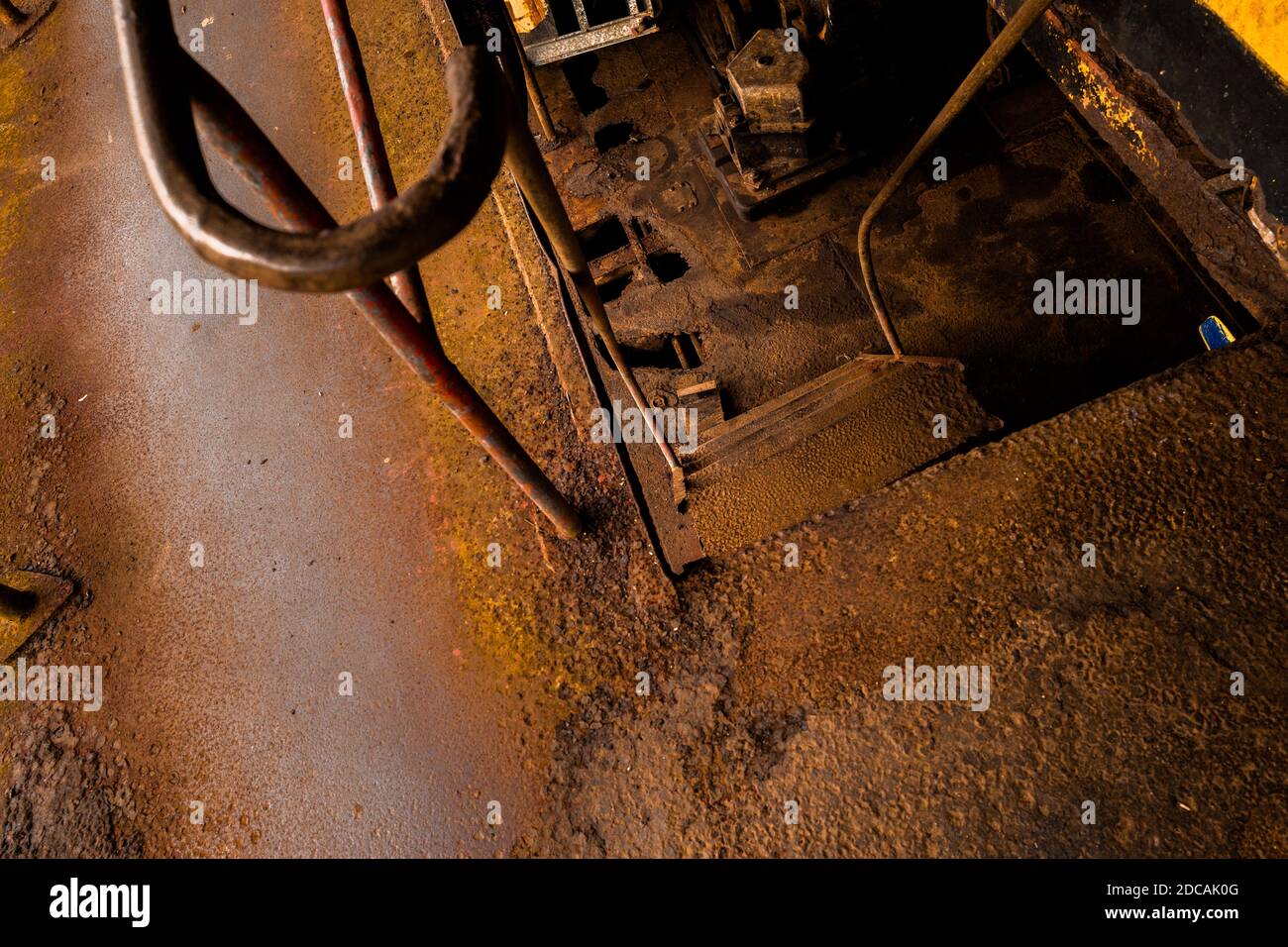 Una scala corrosa al piano inferiore è vista su una vecchia drege d'oro ancorata al fiume Atrato a Quibdó, Colombia. Foto Stock