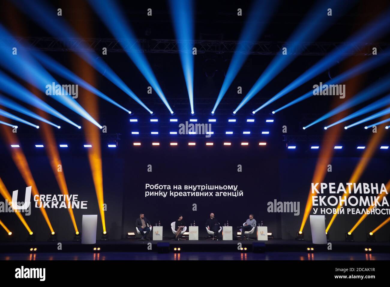 Non esclusivo: KIEV, UCRAINA - 19 NOVEMBRE 2020 - Amministratore delegato presso l'agenzia creativa Michurin Dima Logginov, fondatore e direttore di CF.Digital Iry Foto Stock