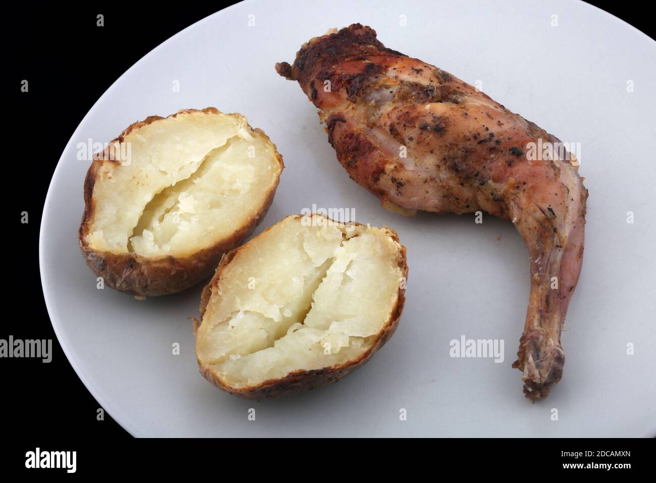 arrosto di coniglio cotto con patate Foto Stock