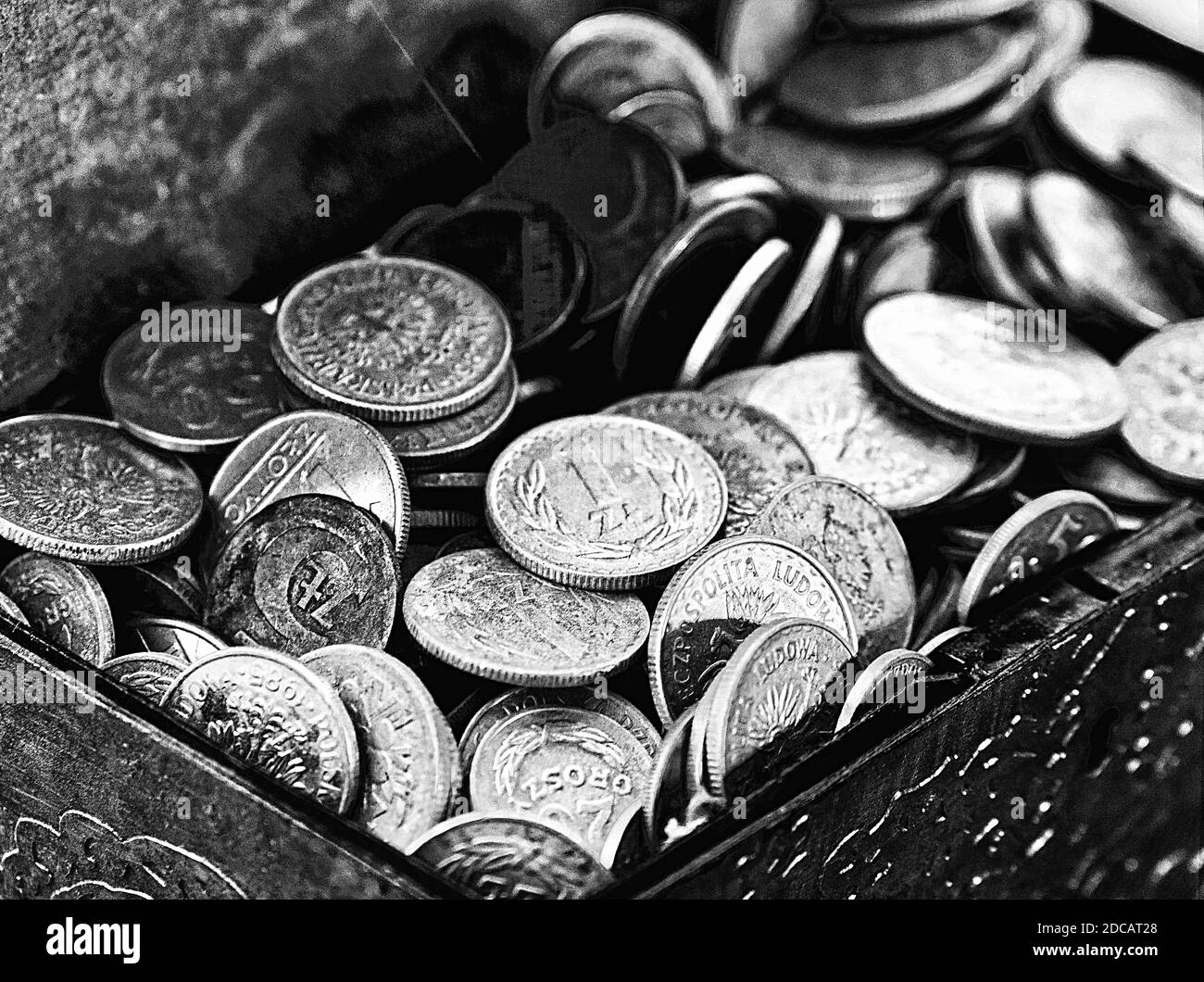 Fotografia in bianco e nero di un tesoro con monete. Monete polacche. Zloty. PLN. Foto Stock