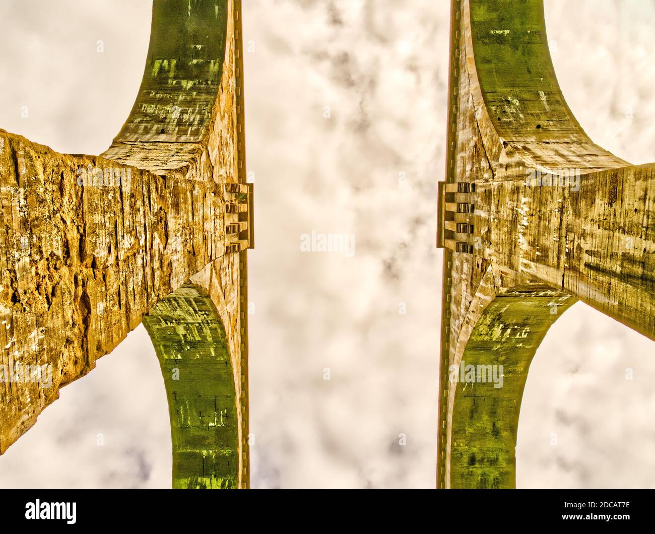 I vecchi tralicci di viadotto a Stanczyki dalla vista ad angolo basso con il cielo sullo sfondo. Foto Stock