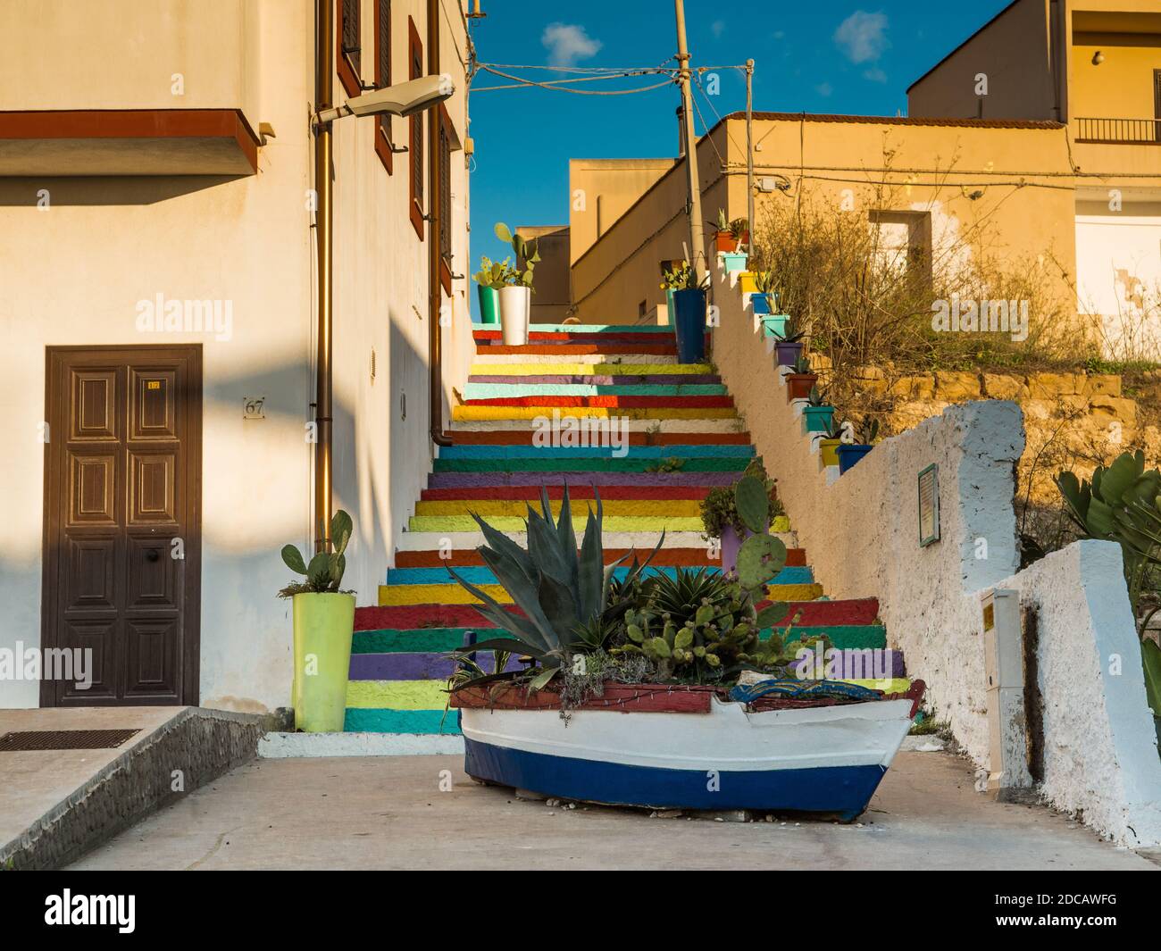 LAMPEDUSA, ITALIA - 22 ottobre 2020: Scala colorata nella città di  Lampedusa che porta dal paese al porto antico Foto stock - Alamy