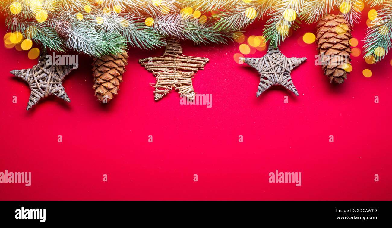 Capodanno rosso o sfondo di Natale con ramo abete e decorazione di natale. Vista dall'alto. Foto Stock