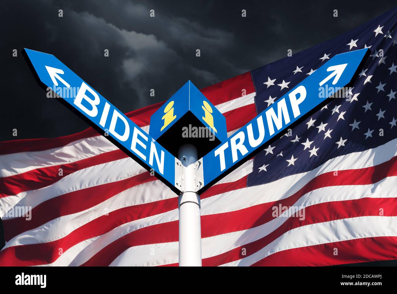 Elezioni presidenziali AMERICANE. Confronto tra Biden e Trump. I nomi dei presidenti Donald Trump e Joe Biden sul cartello stradale sul bac Foto Stock