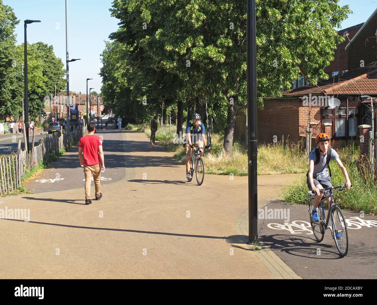 Londra, Regno Unito. I ciclisti utilizzano il nuovo percorso ciclabile separato lungo Markhouse Road. Parte del programma Mini-Holland di Waltham Forest per strade più sicure Foto Stock