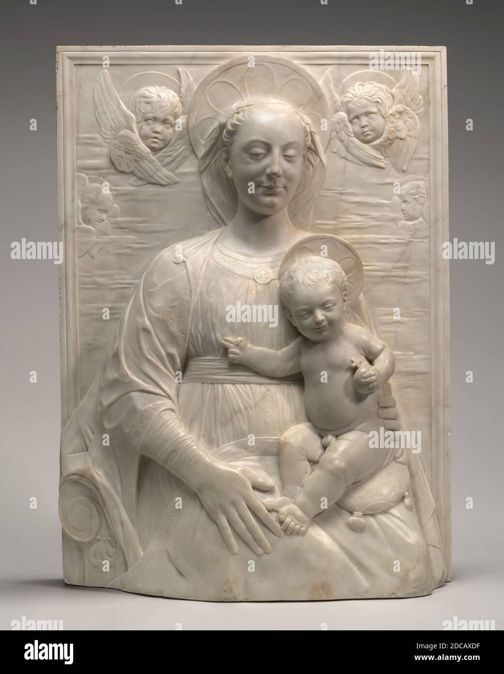 Fiorentino del XIX secolo (scultore), Gregorio di Lorenzo (Maestro delle Madonne in marmo), (artista dopo), fiorentino, c. 1436 - c. 1504, Madonna col Bambino, c. 1860/1900, marmo, totale: 88.1 x 64.3 x 21.3 cm (34 11/16 x 25 5/16 x 8 3/8 pollici Foto Stock