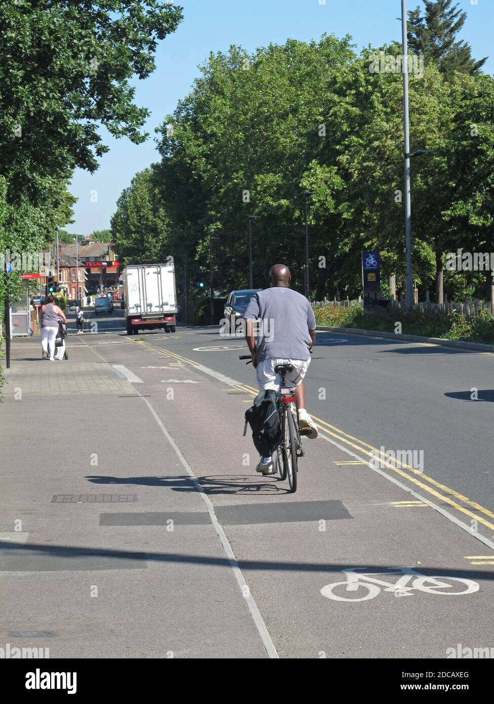 Londra, Regno Unito. Un ciclista utilizza il nuovo percorso del ciclo segregato lungo Markhouse Road. Parte del programma Mini-Holland di Waltham Forest per strade più sicure Foto Stock