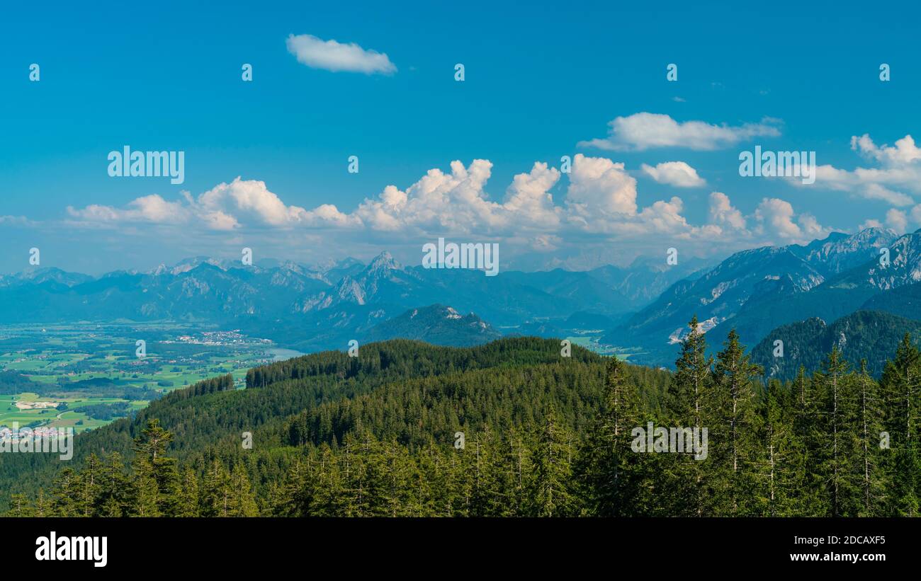 Germania, Allgaeu, Vista dalla montagna alpspitz sopra Forgensee, hopfensee e weissensee laghi vicino al panorama delle alpi e tegelberg Foto Stock