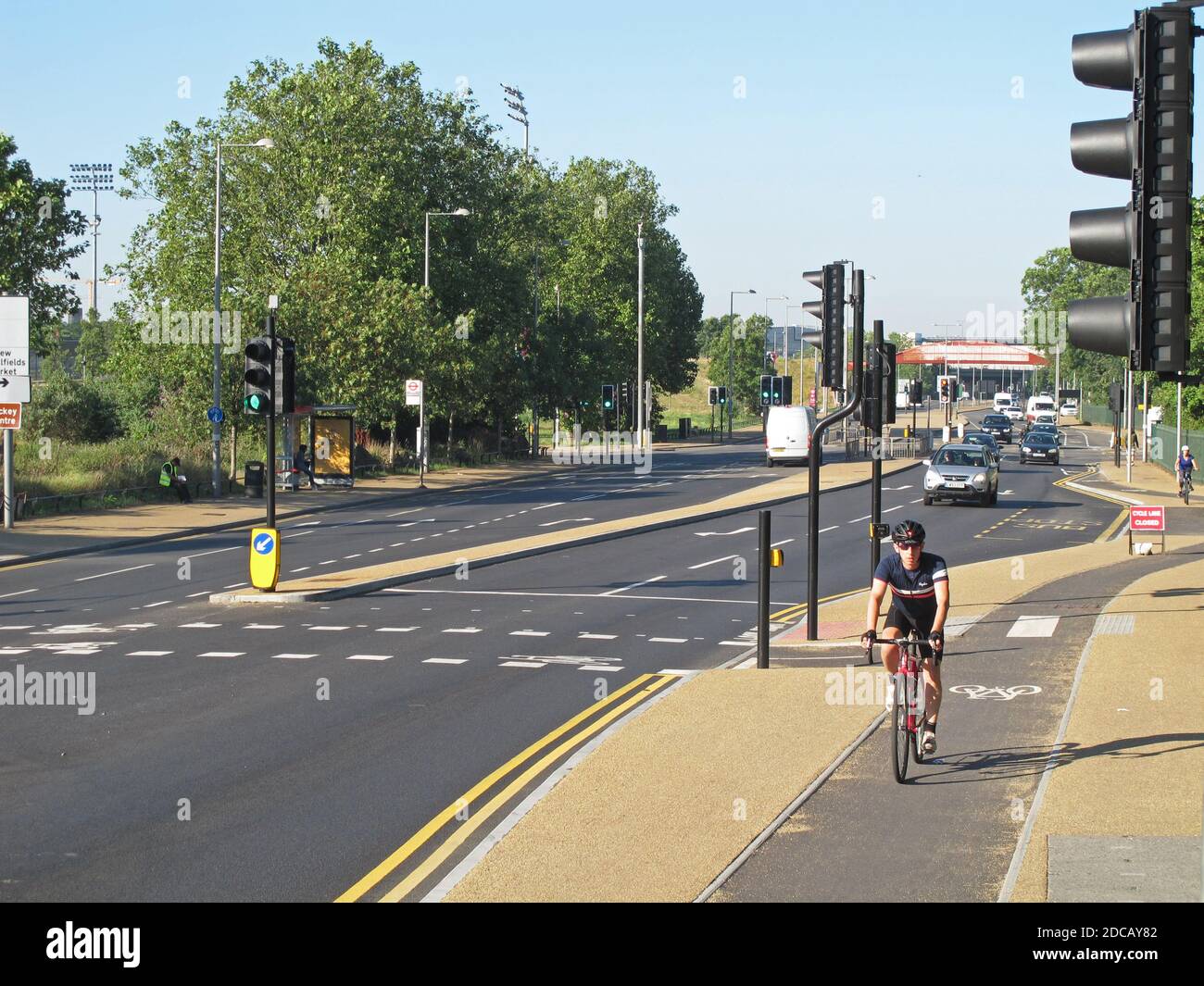 Londra, Regno Unito. Un ciclista utilizza la nuova pista ciclabile segregata lungo la trafficata Eastway, parte del piano Mini-Holland di Waltham Forest per strade più sicure. Foto Stock