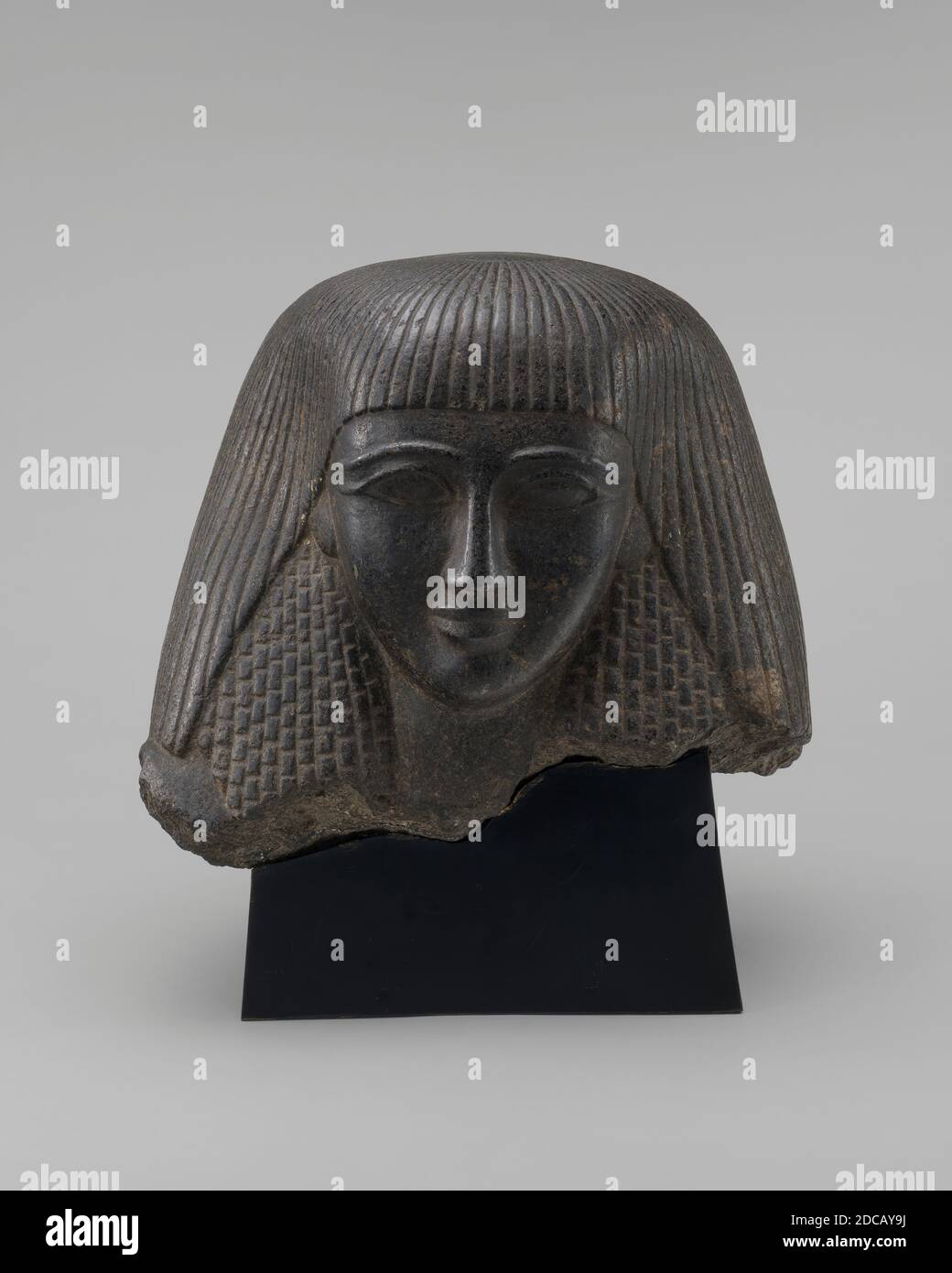 Artista anonimo, (scultore), periodo tolemaico egiziano, (artista relativo), testa maschio, probabilmente 19 ° o inizio 20 ° secolo, granito nero, totale: 33 x 36.8 x 34.3 cm (13 x 14 1/2 x 13 1/2 pollici Foto Stock