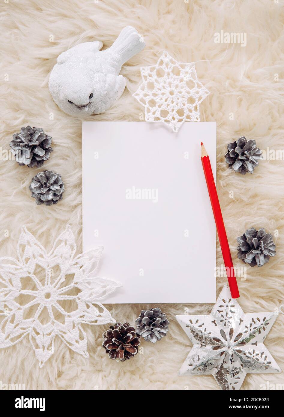 Vista piatta di foglio vuoto di carta bianca per fare regali di Natale lista dei desideri o scrivere una lettera a Babbo Natale, bianco minimalista Natale. Foto Stock