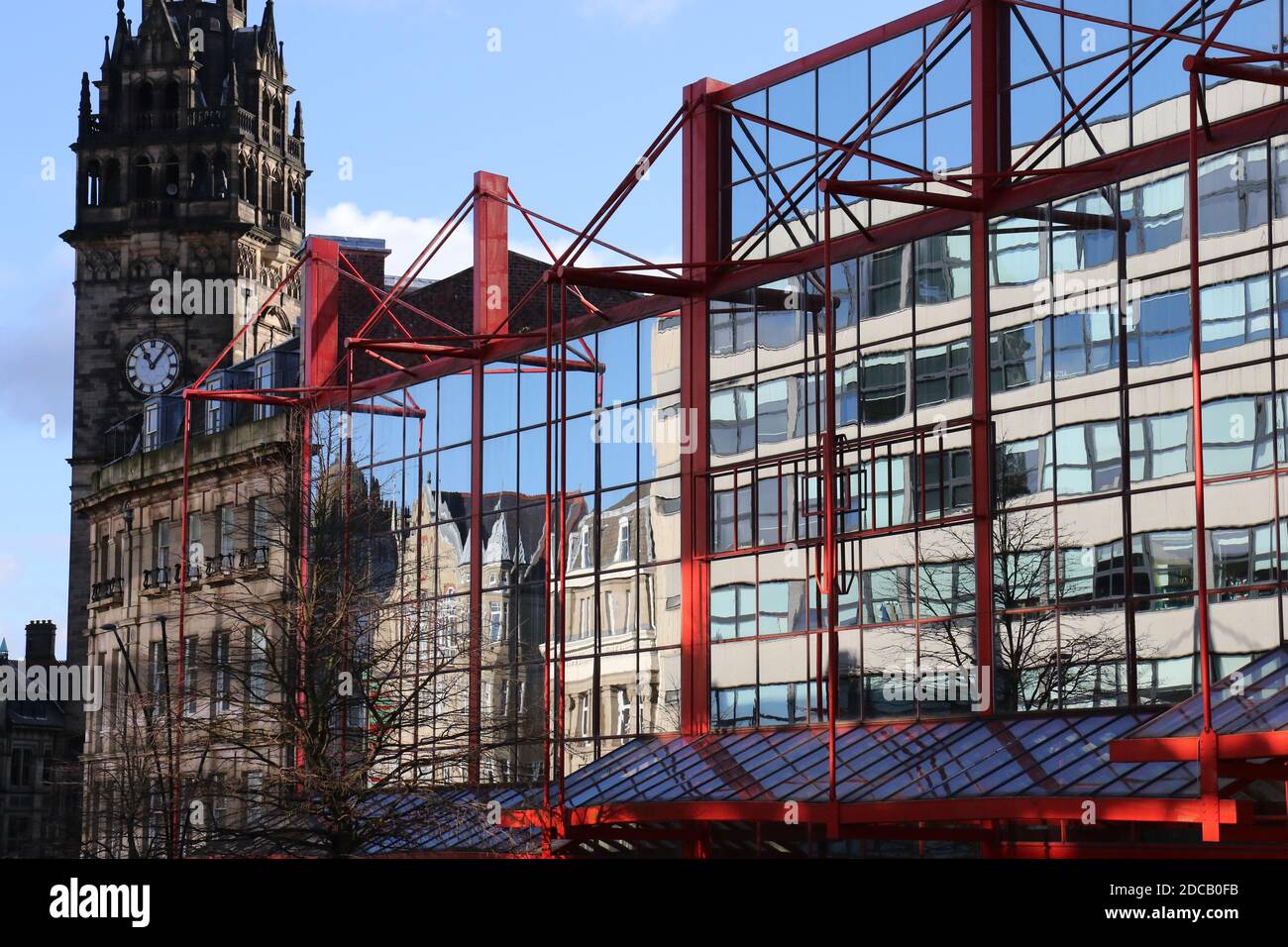 Sheffield centro città con il municipio dietro un riflesso di nuovo blocco ufficio riflesso nelle finestre dei negozi Foto Stock