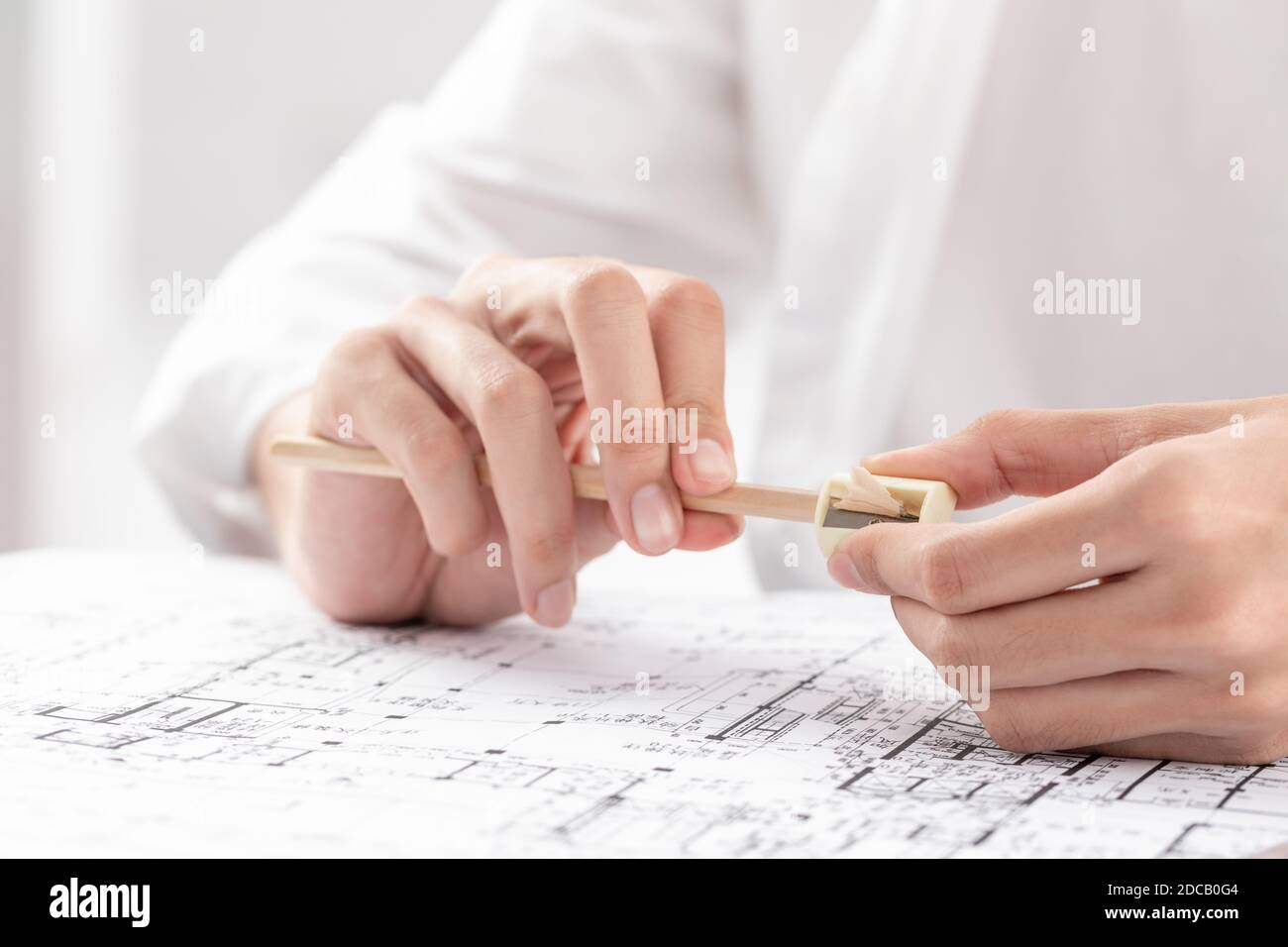 Una mano di donna d'affari che scrive su carta in ufficio Foto Stock Una mano di donna d'affari che scrive su carta in ufficio Foto Stock