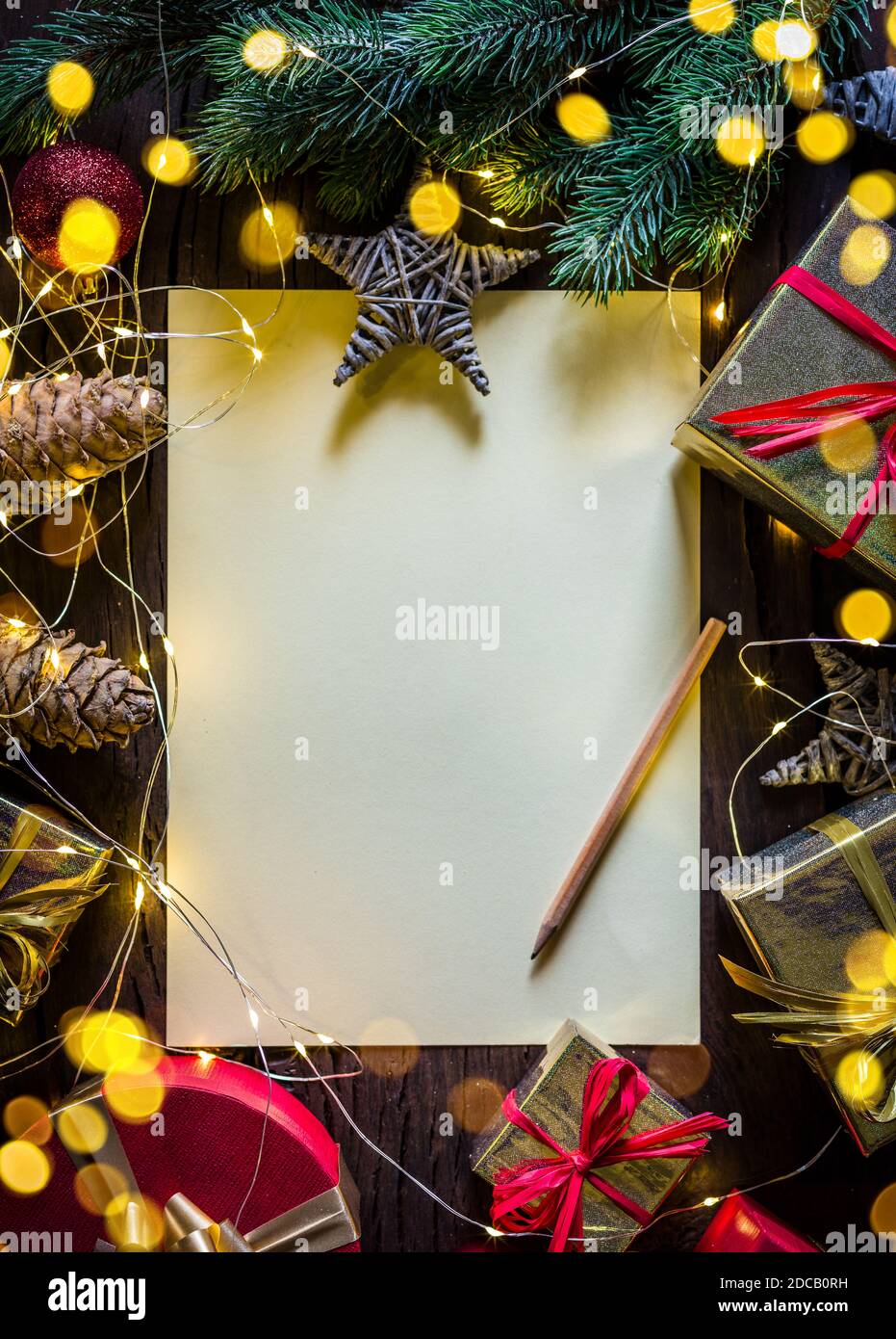 Carta Santa vuota lettera e decorazione di natale intorno ad esso. Natale o Capodanno sfondo vacanza. Foto Stock