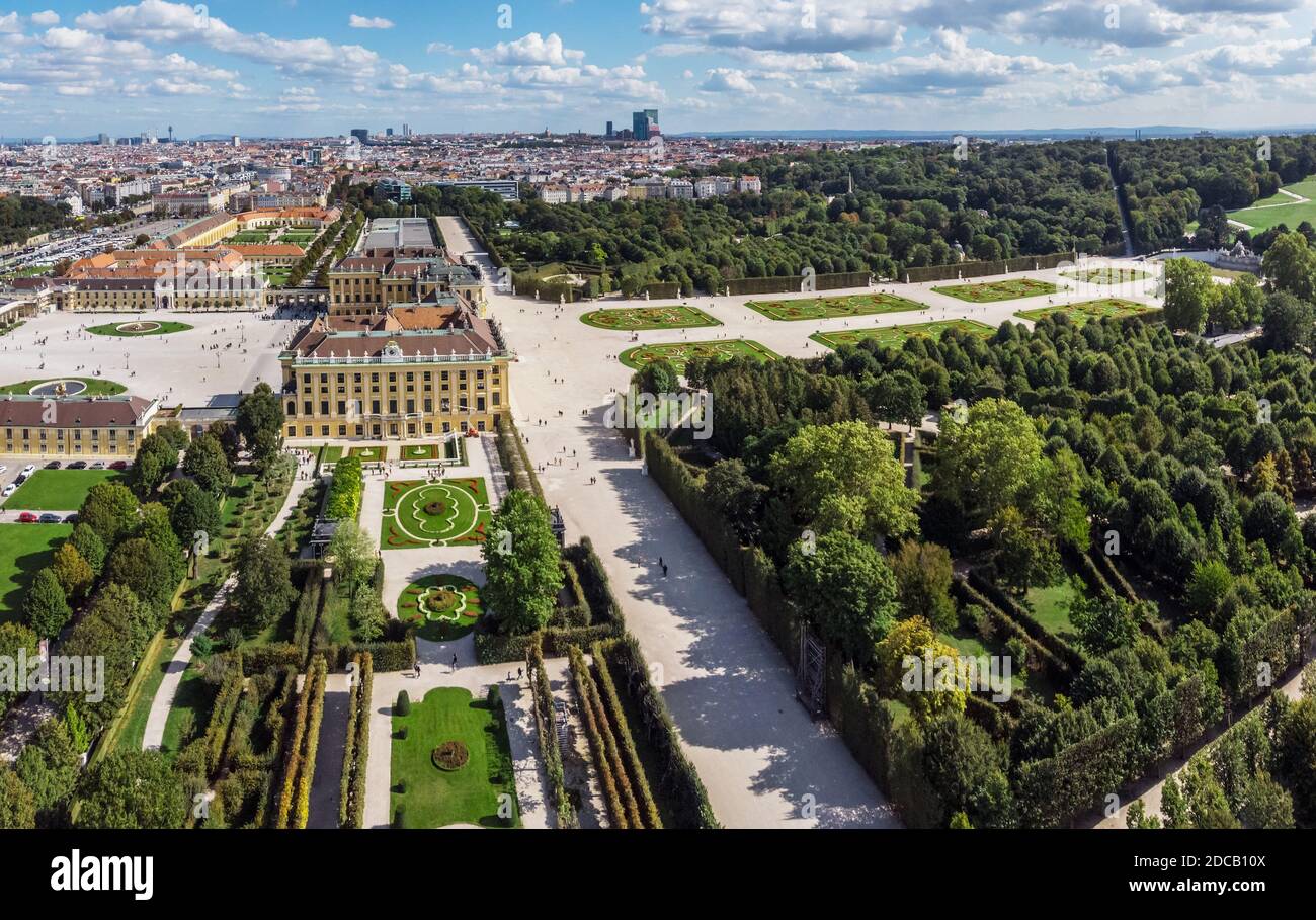 Splendida vista panoramica sul palazzo Schonbrunn, Vienna Austria. Il Palazzo di Schonbrunn è il Palazzo Rococo, la residenza estiva del dominio degli Asburgo Foto Stock