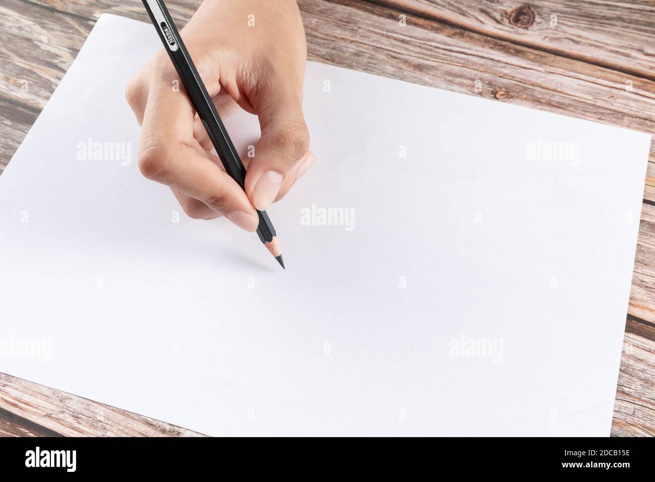 Una mano di donna d'affari che scrive su carta in ufficio Foto Stock Una mano di donna d'affari che scrive su carta in ufficio Foto Stock