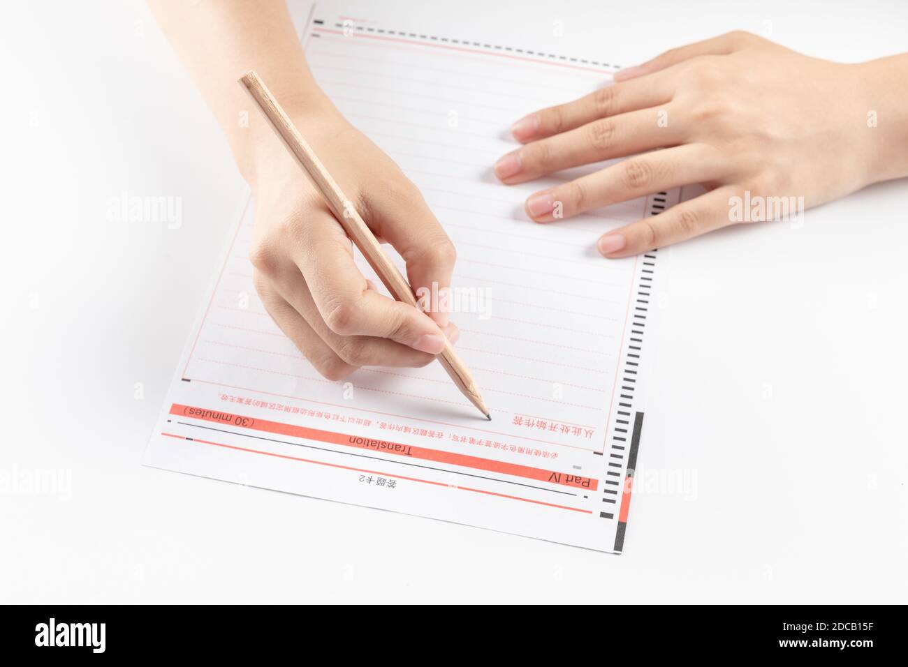 Una mano di donna d'affari che scrive su carta in ufficio Foto Stock Una mano di donna d'affari che scrive su carta in ufficio Foto Stock