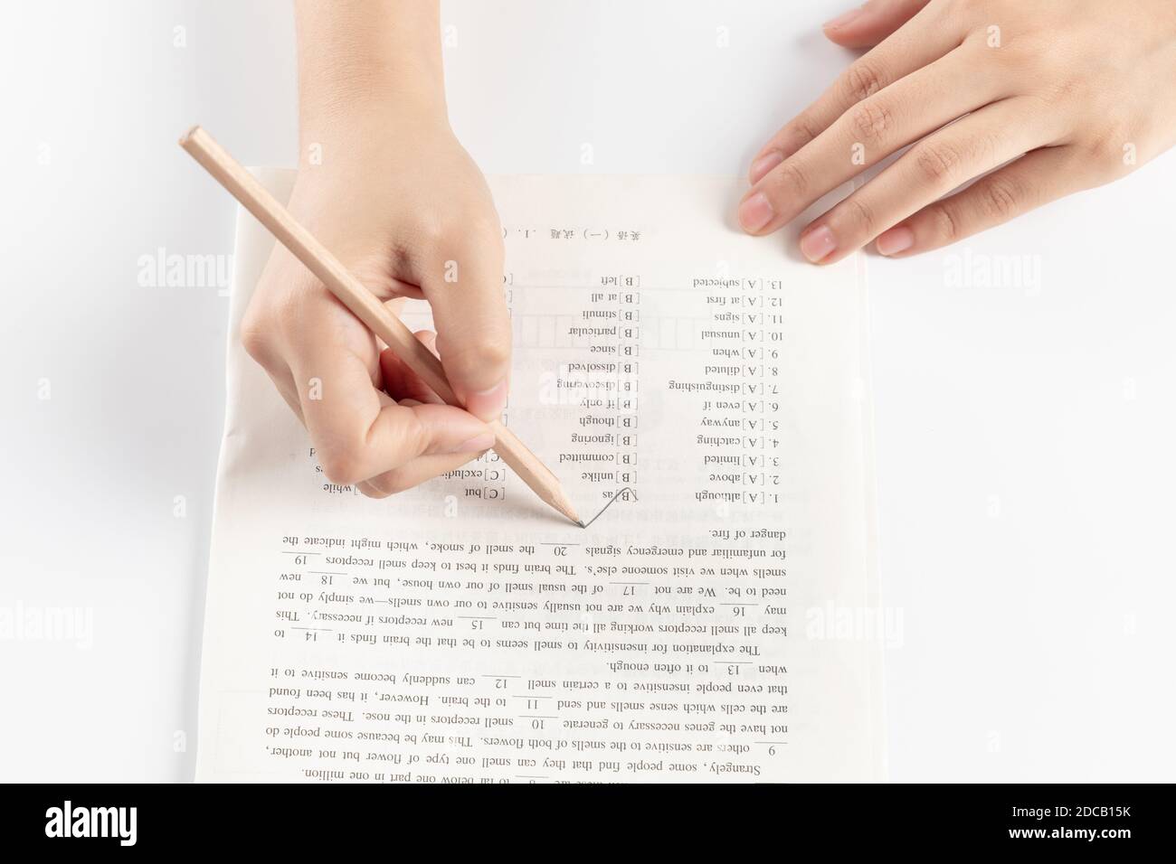 Una mano di donna d'affari che scrive su carta in ufficio Foto Stock Una mano di donna d'affari che scrive su carta in ufficio Foto Stock