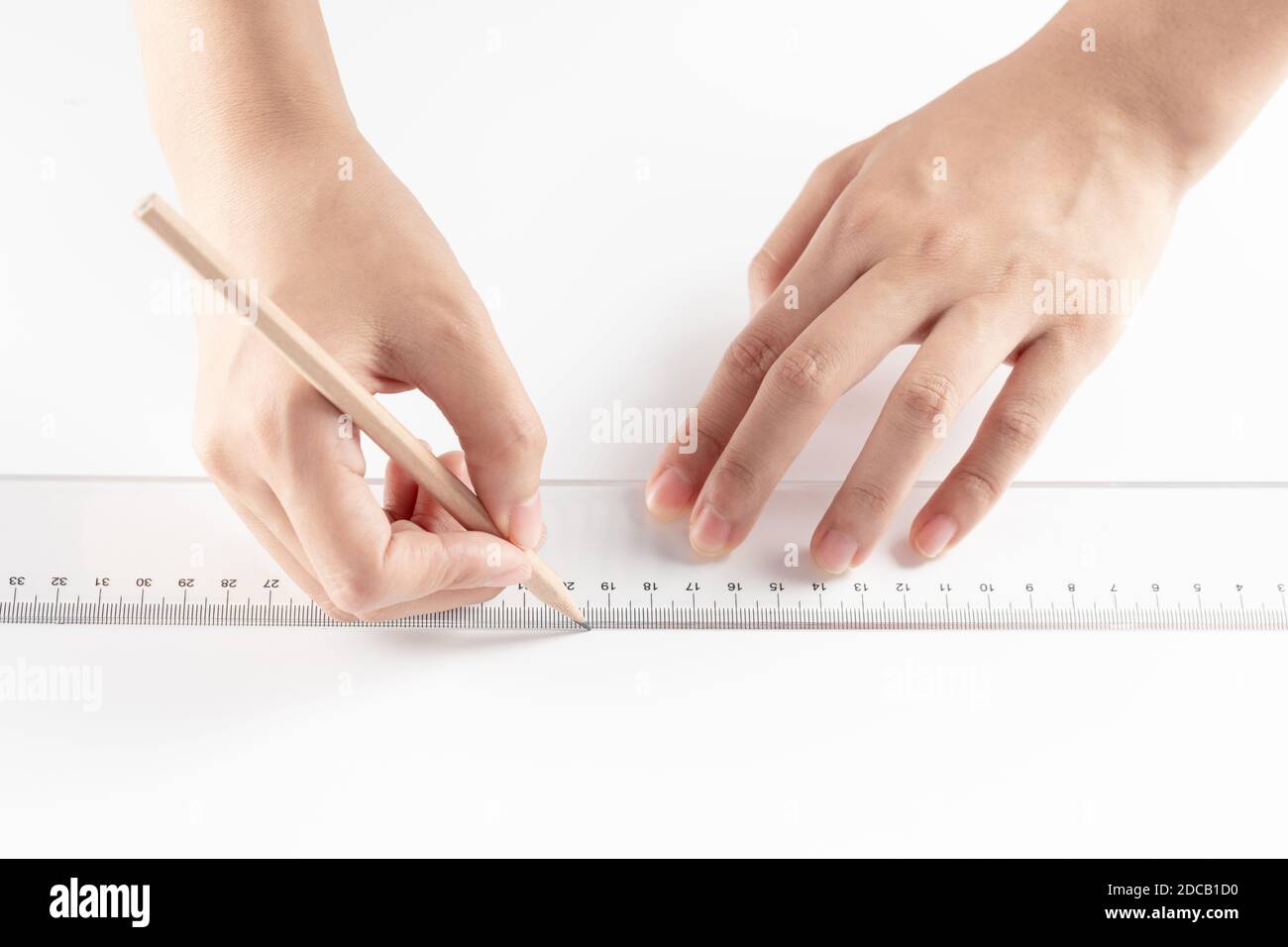 Una mano di donna d'affari che scrive su carta in ufficio Foto Stock Una mano di donna d'affari che scrive su carta in ufficio Foto Stock