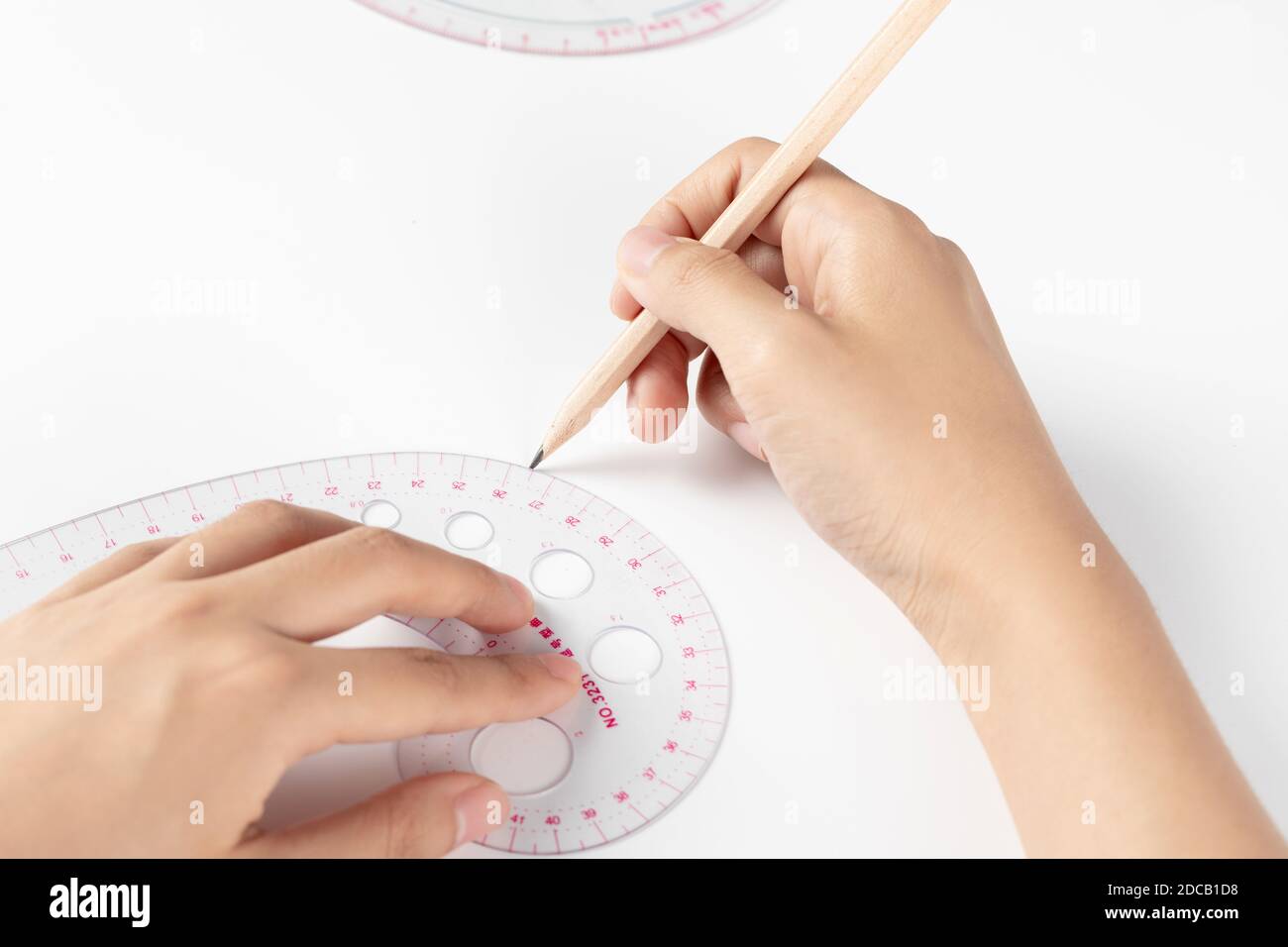 Una mano di donna d'affari che scrive su carta in ufficio Foto Stock Una mano di donna d'affari che scrive su carta in ufficio Foto Stock