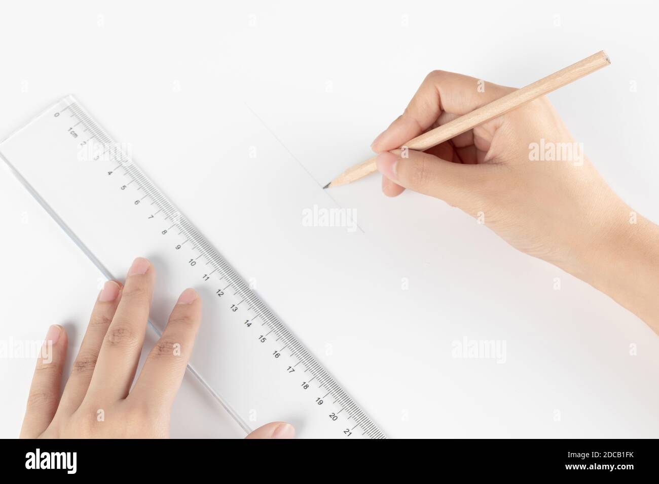 Una mano di donna d'affari che scrive su carta in ufficio Foto Stock Una mano di donna d'affari che scrive su carta in ufficio Foto Stock
