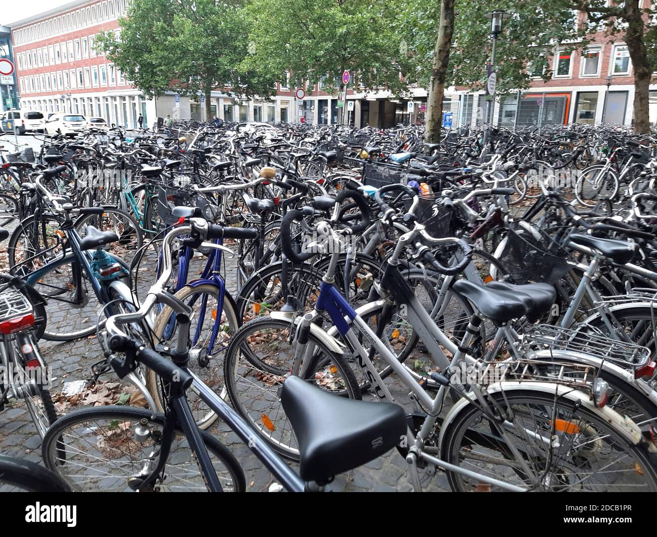 Parco per biciclette in una città, Germania Foto Stock
