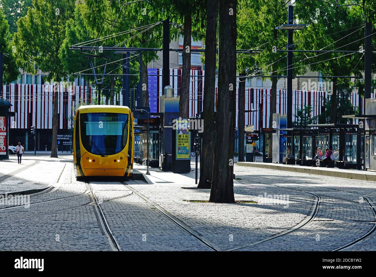 Tram giallo nel centro della città di Mulhouse, Alto Reno, Grand-Est, Francia Foto Stock