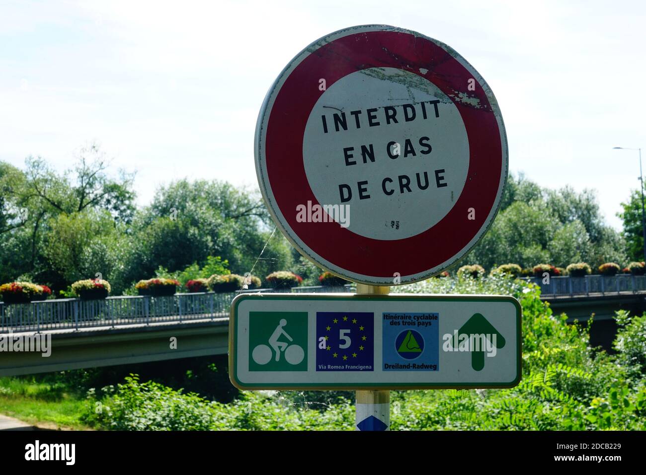 Cartello con le informazioni per i ciclisti in Francia, seguendo l'Eurovelo 5 Foto Stock