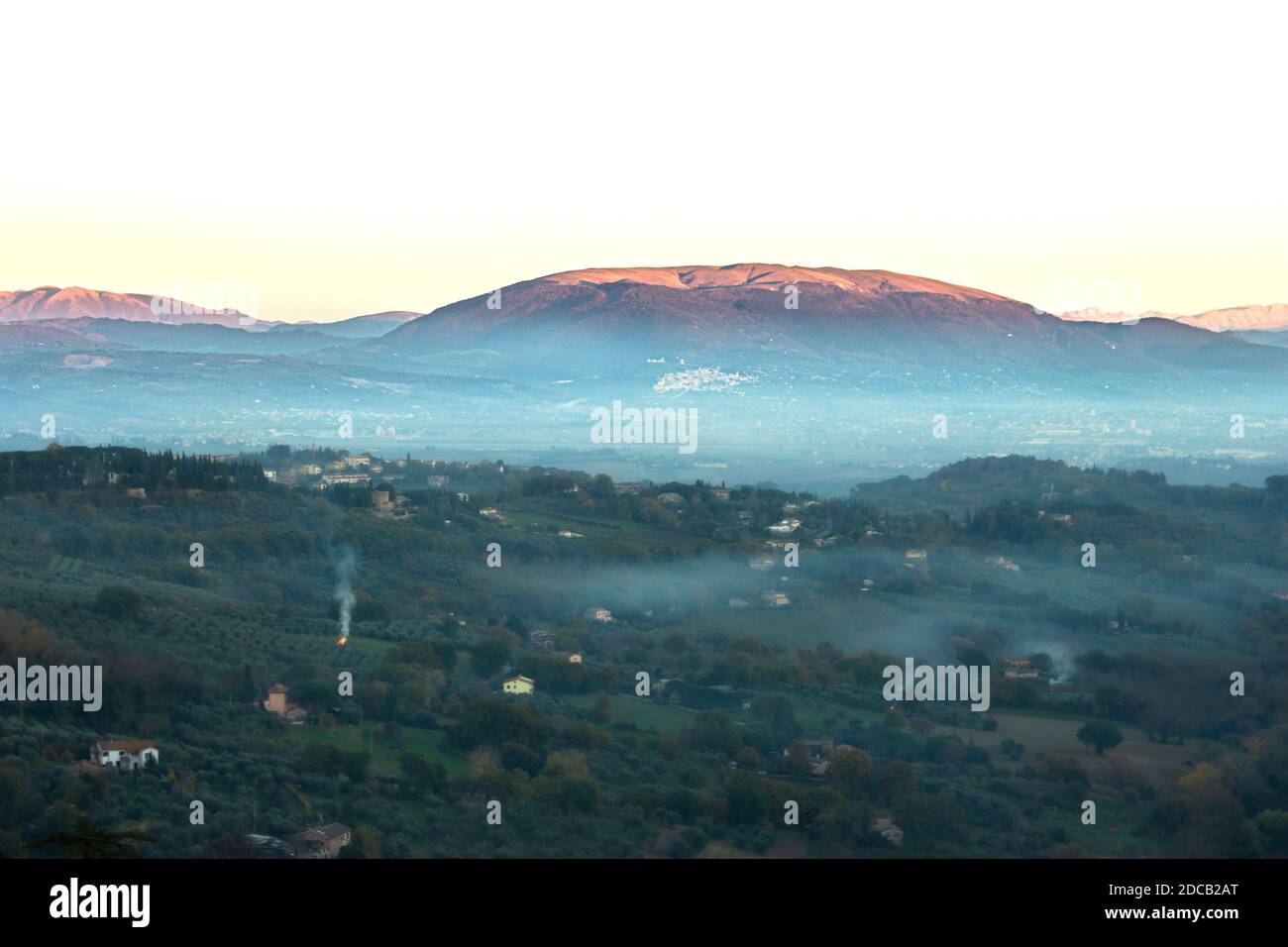 La città di Assisi e il Monte Subasio visti da Perugia Foto Stock