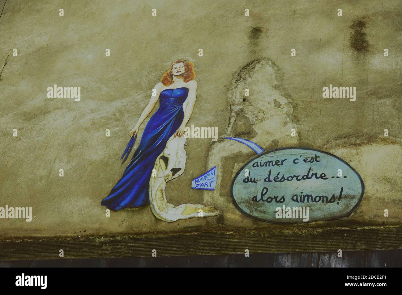 Illustrazione e citazione d'amore scritta sulla facciata di un edificio, in cima al muro d'amore di Montmartre, a Parigi Foto Stock