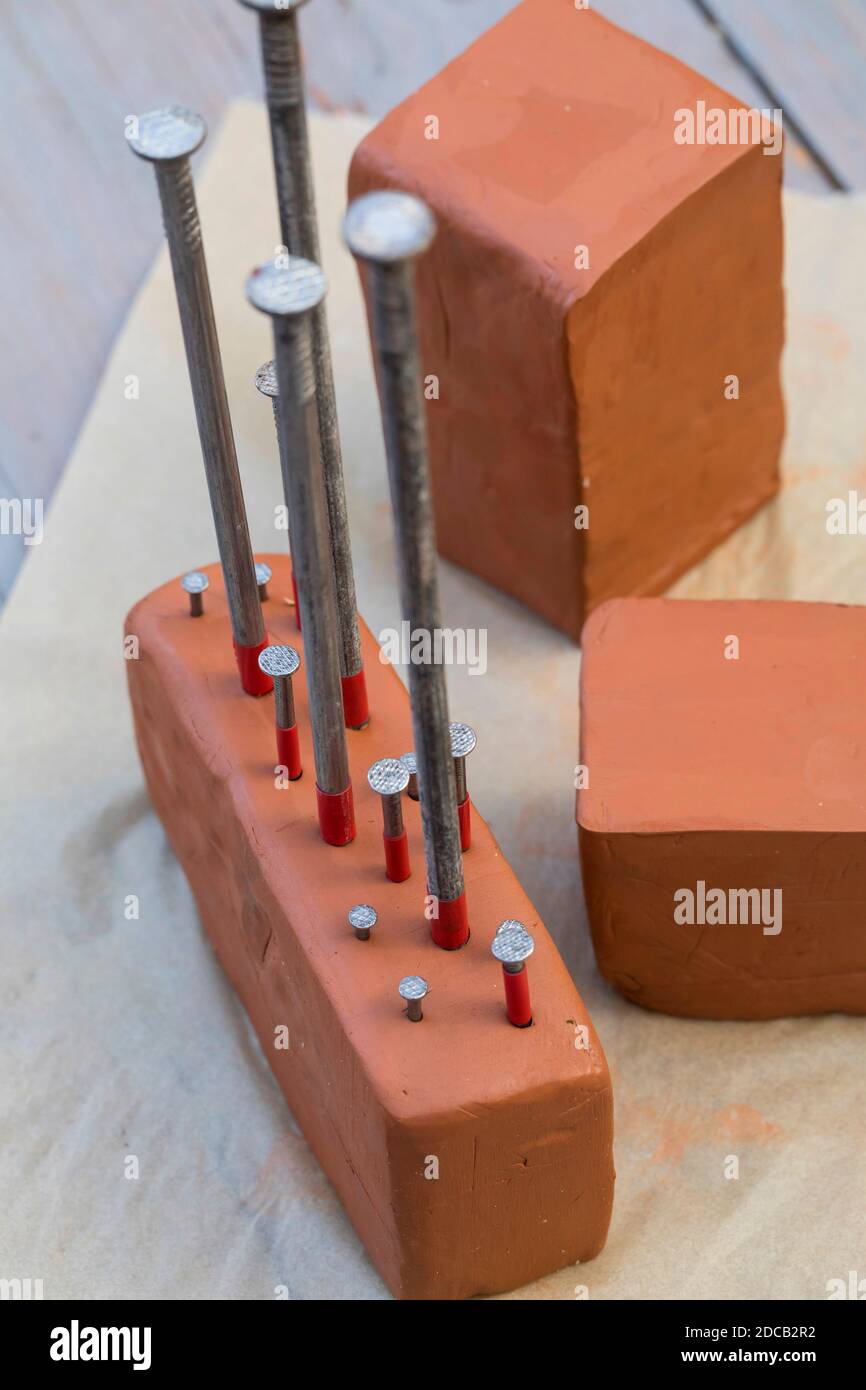 La scatola delle api è fatta di blocco di argilla, con diversi chiodi ar fori di diverse dimensioni, foto di serie 9/13, Germania Foto Stock