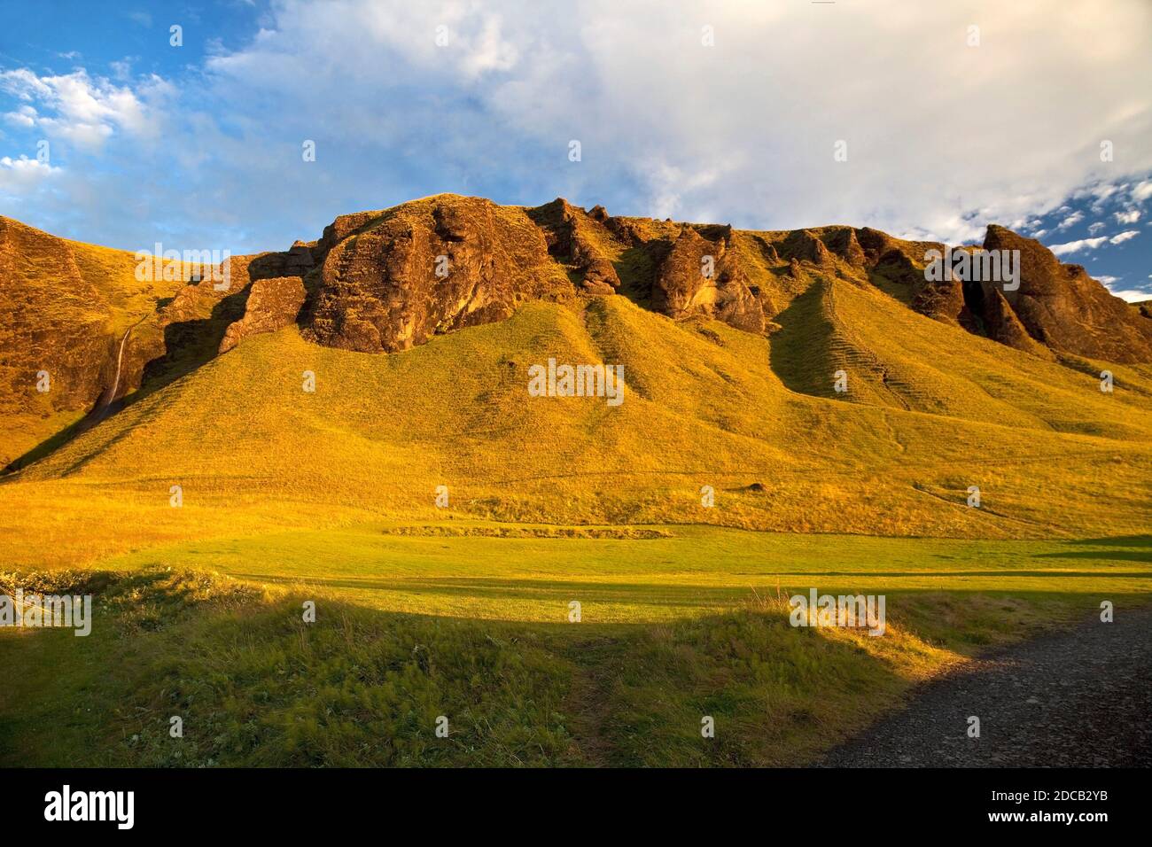 Montagne di pietra di tufo all'alba, Islanda, Kirkjubaejarklaustur Foto Stock