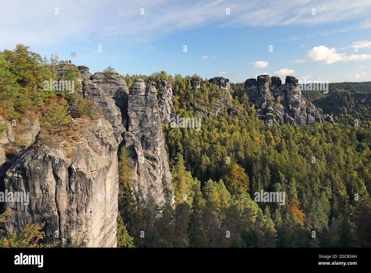 Formazione di pietra arenaria Bastei con Wehltuerme e Gansfelsen, Germania, Sassonia, Parco Nazionale della Svizzera sassone, Rathen Foto Stock
