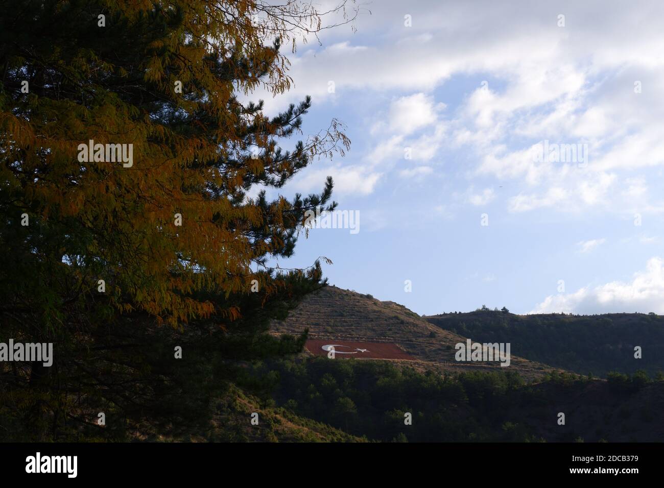 Motivo della bandiera turca sulla collina Foto Stock