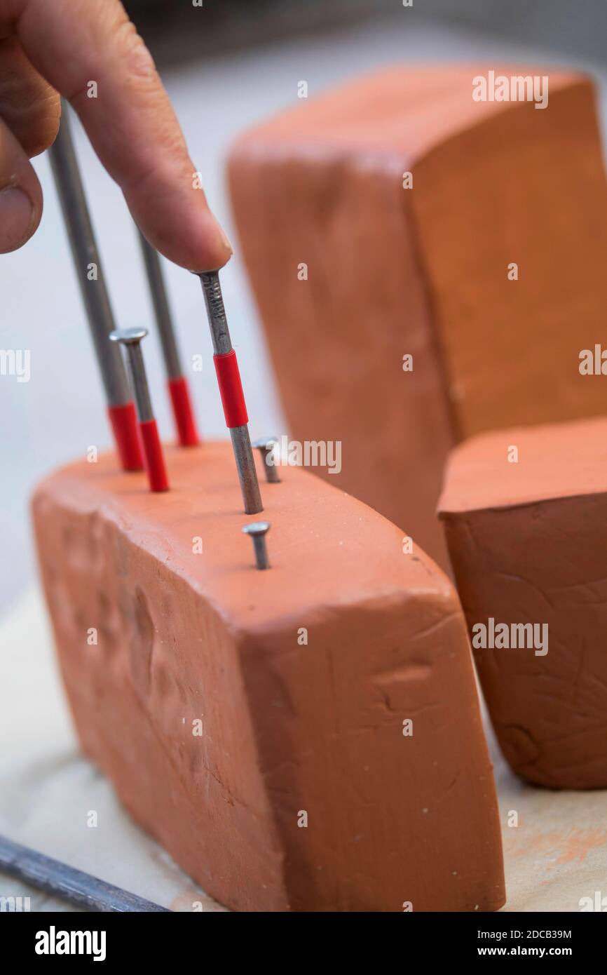 La scatola delle api è fatta di blocco di argilla, con diversi chiodi ar fori di diverse dimensioni, foto di serie 8/13, Germania Foto Stock