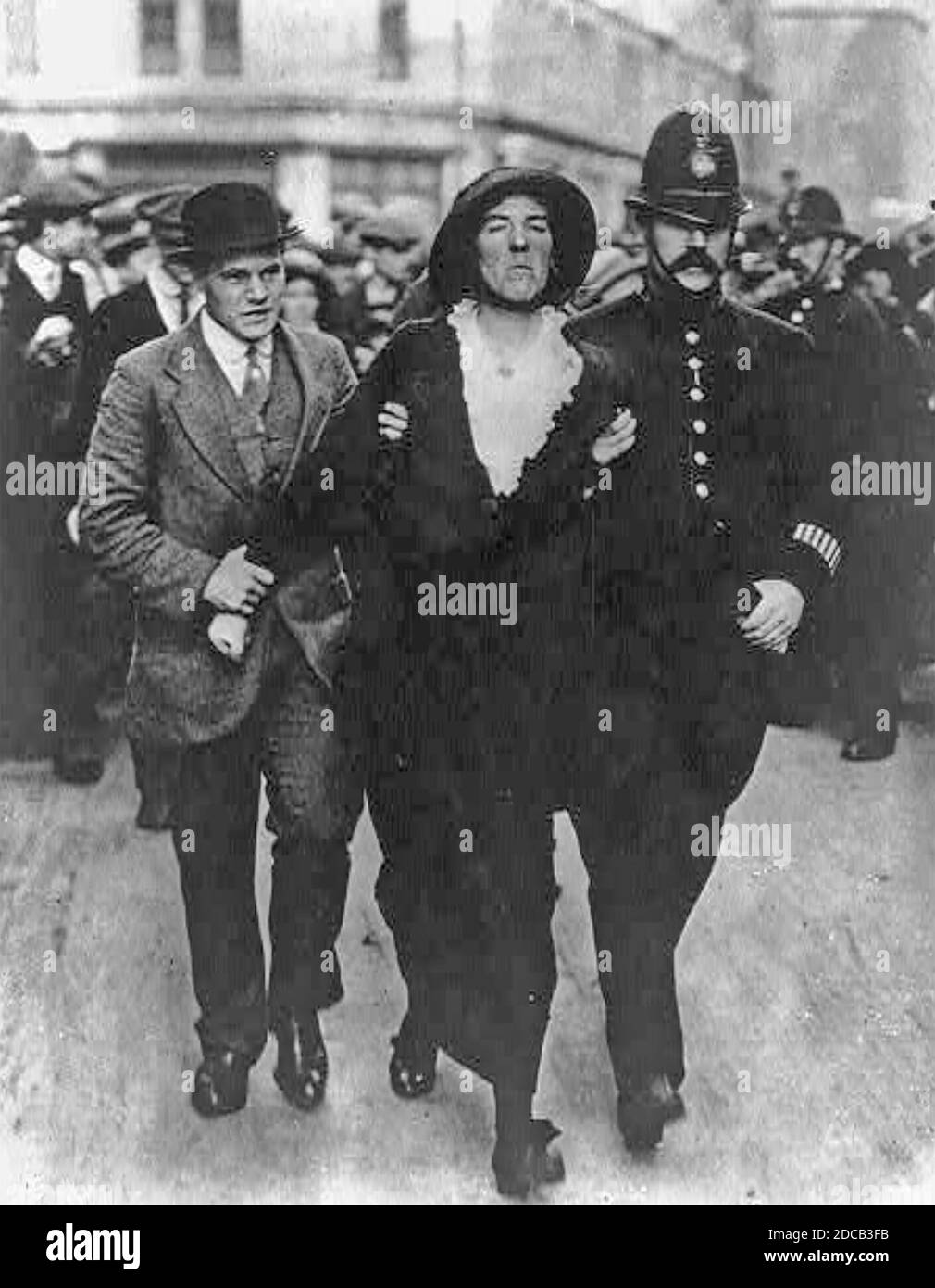 SUFFRAGETTES suffragette non identificata in stato di arresto nel 1913. Foto: Servizio Bain News Foto Stock
