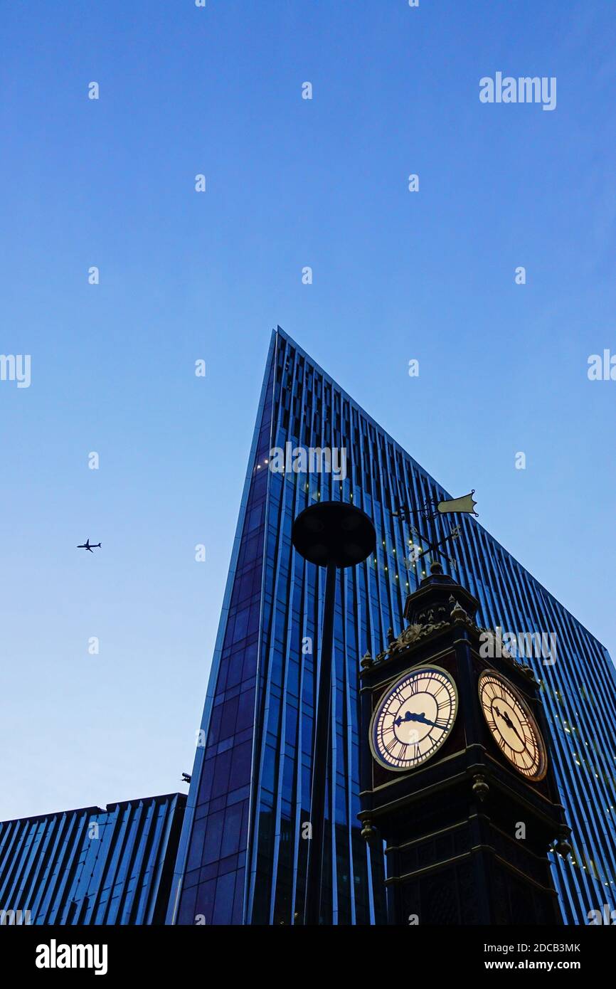 Pomeriggio pulito a Londra con una bella prospettiva del piccolo orologio ben, un moderno grattacielo e un aereo Foto Stock