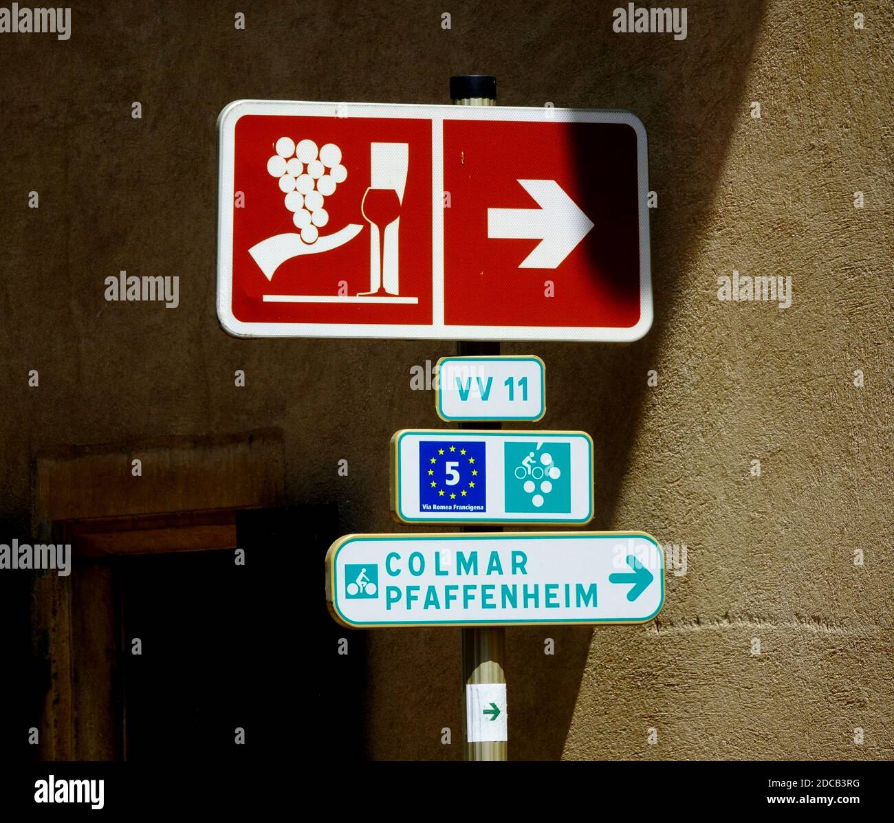 Cartelli nella strada del vino Eurovélo dell'Alsazia per cicloturismo, turismo sano Foto Stock