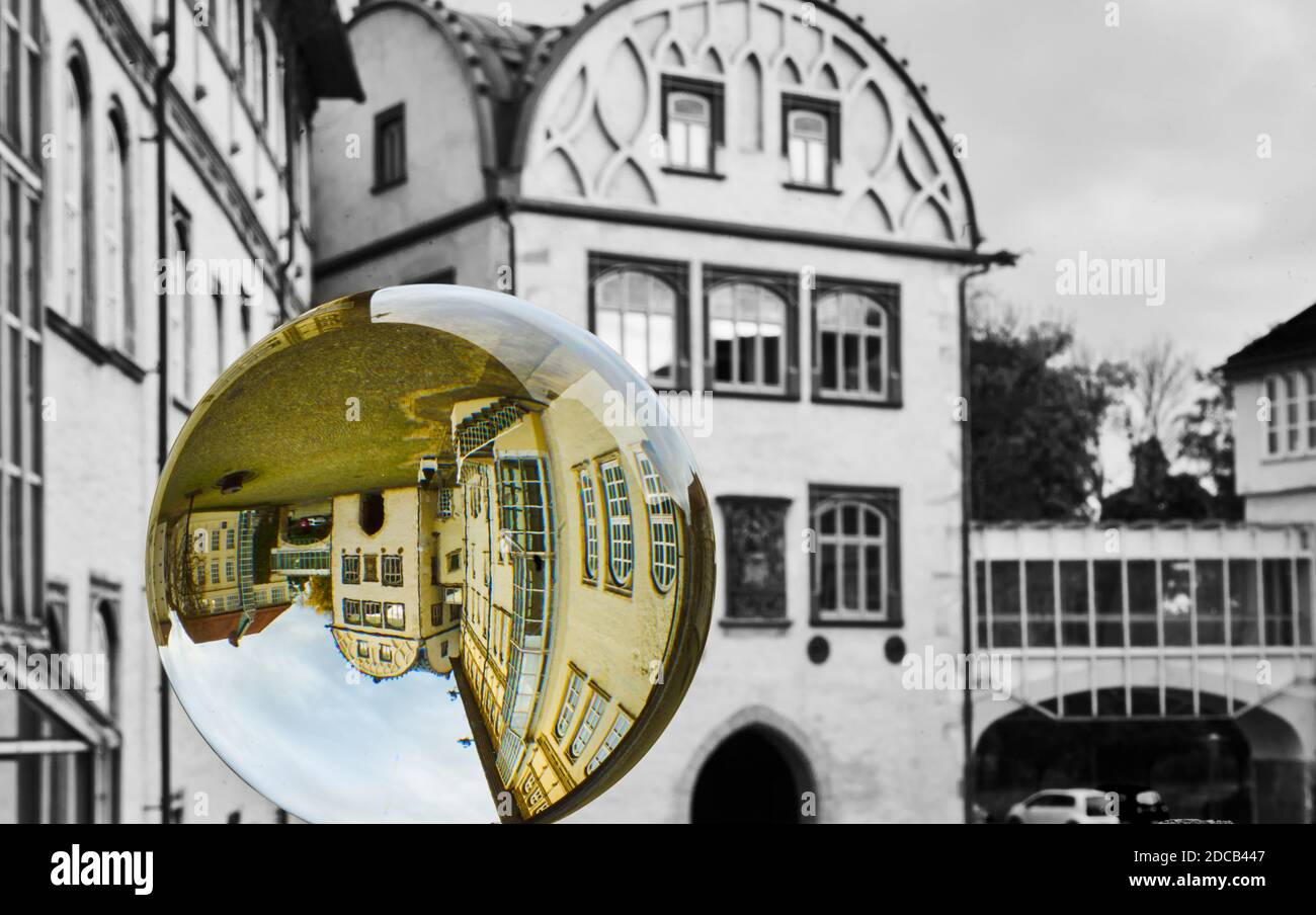 Immagine astratta di un grande edificio storico in cristallo palla con sfondo bianco e nero Foto Stock
