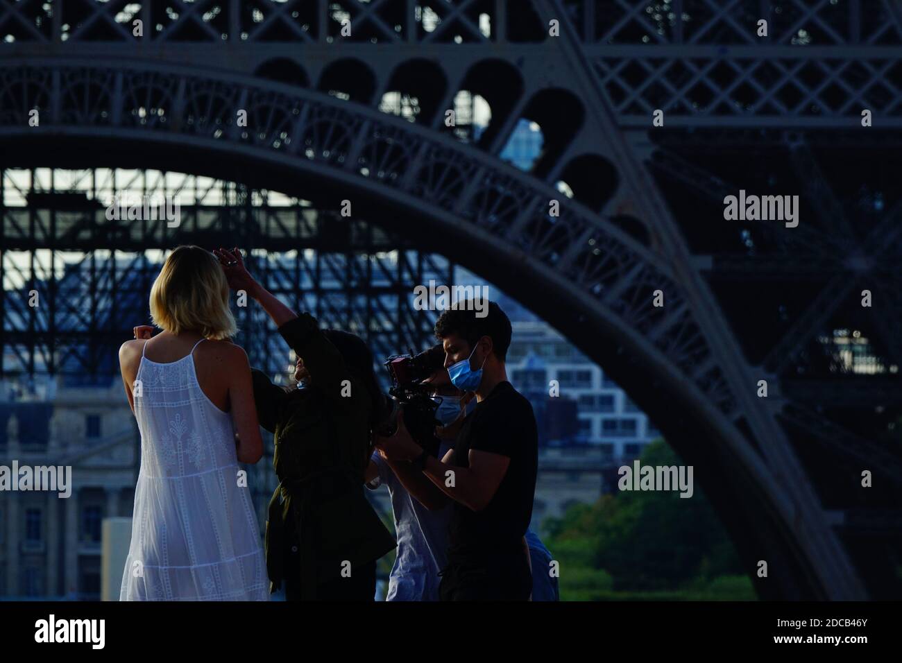 Backstage a Trocadero, squadra che prepara un modello femminile di fronte alla Torre Eiffel Foto Stock